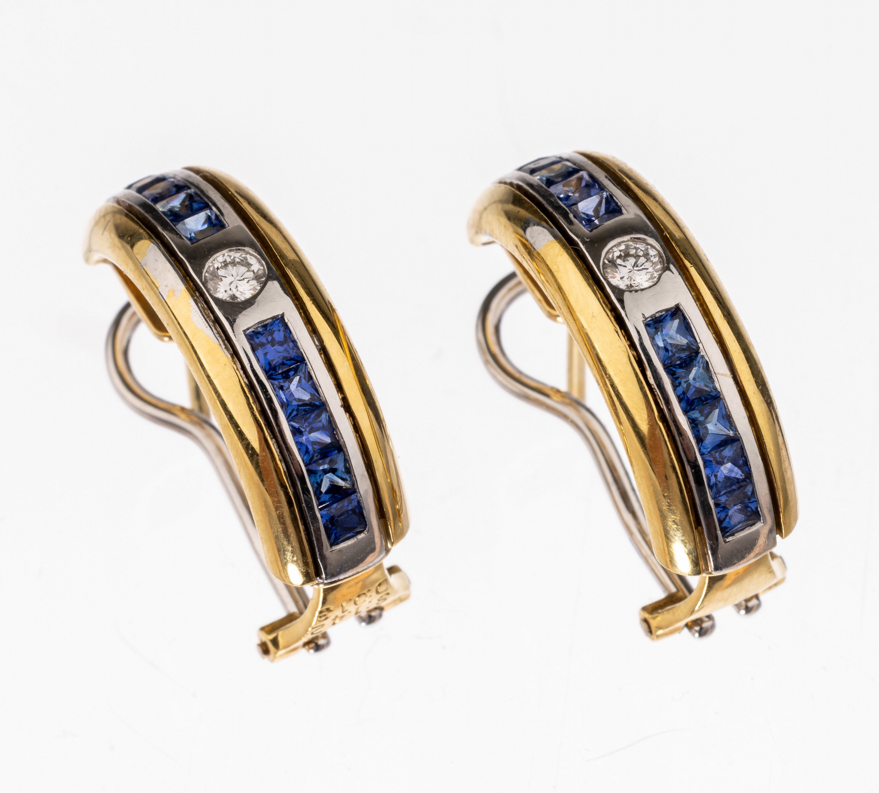 Paar 18 kt Gold Saphir-Brillant-Halbcreolen, GG/WG 750/000, in WG gefasste facett. Saphircarrees zus. ca. 1.20 ct, 2 Brillanten zus. ca. 0.13 ...