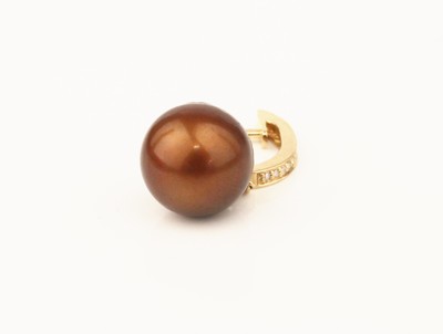 26754202c - Pair of 14 kt gold tahitian cultured pearl- diamond-earrings