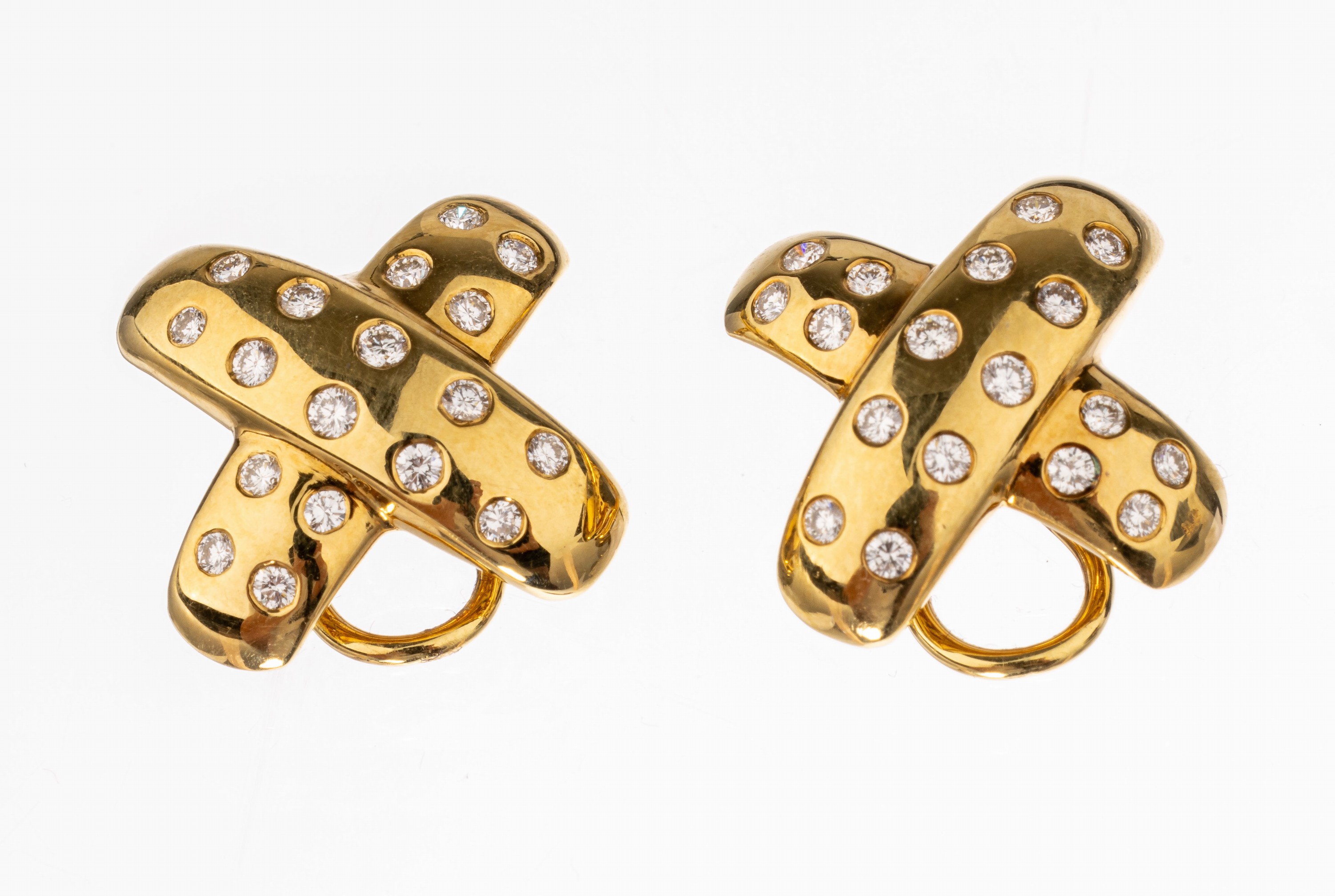 Paar 18 kt Gold Brillant-Ohrclips, GG 750/000, stil. Kreuzform, 36 Brillanten zus. ca. 0.70 ct Weiß/si, Meistermarke unged., ca. 13.4 g, ca. 1.5 x ...