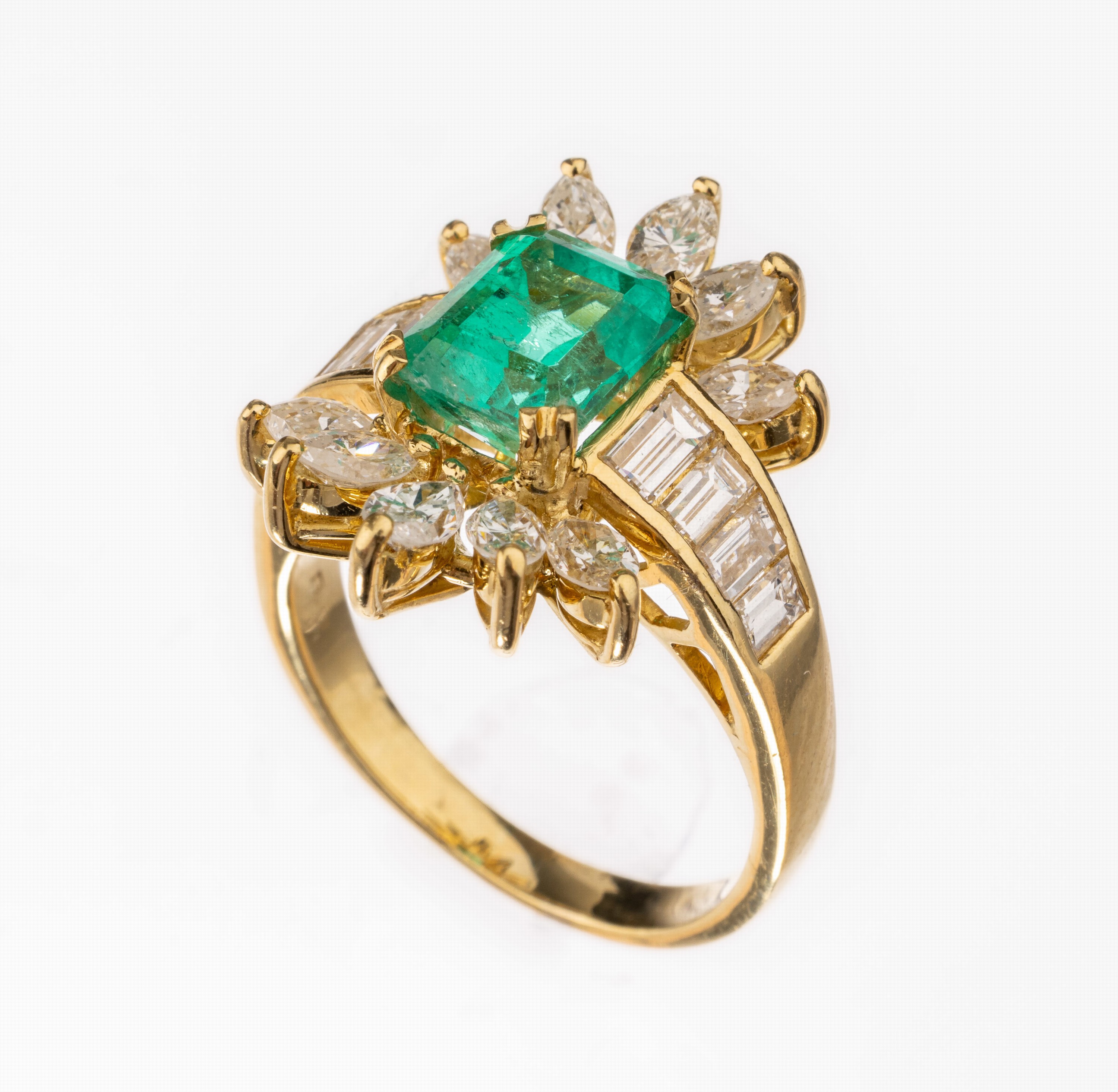 18 kt Gold Smaragd-Diamant-Ring, GG 750/000, mittig Smaragd im Treppenschliff ca. 1.80 ct, sehr schöne intensive Farbe, 10 Diamant-Navettes und 8 ...
