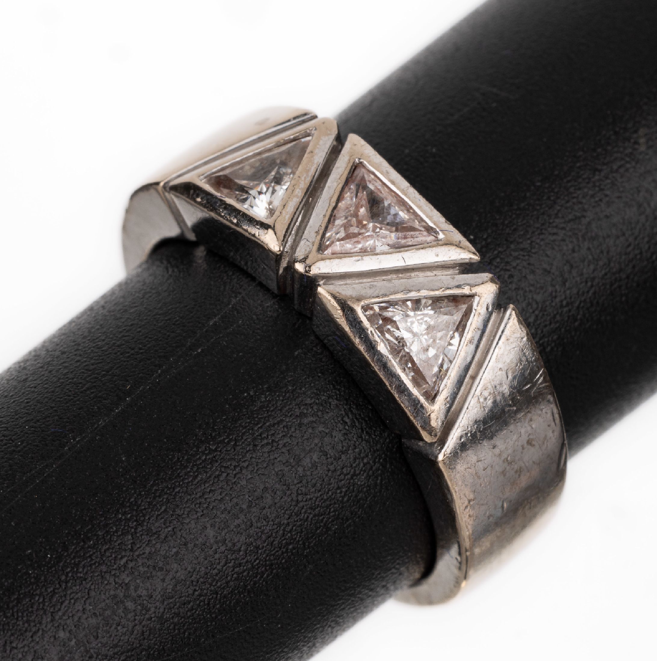 18 kt Gold Diamant-Ring, WG 750/000, 3 Diamant-Triangel zus. ca. 0.60 ct Weiß/si, RW 54, ca. 10.7 g
