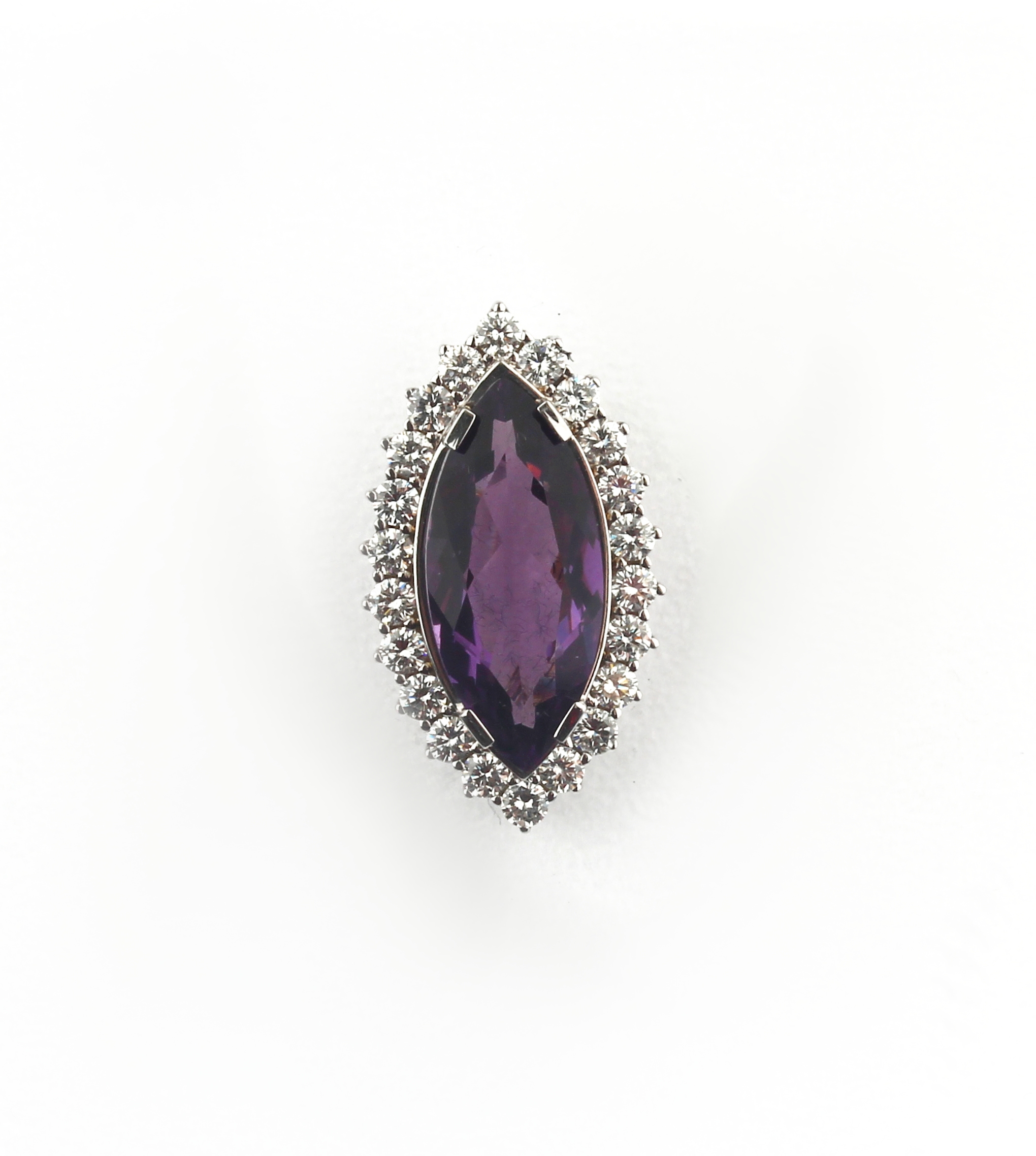 14 kt Gold Amethyst-Brillant-Anhänger, WG 585/000, ovalfacett. Amethyst ca. 4.0 ct, umgeben von 22 Brillanten zus. ca. 0.84 ct Weiß/si, ca. 2.5 x ...