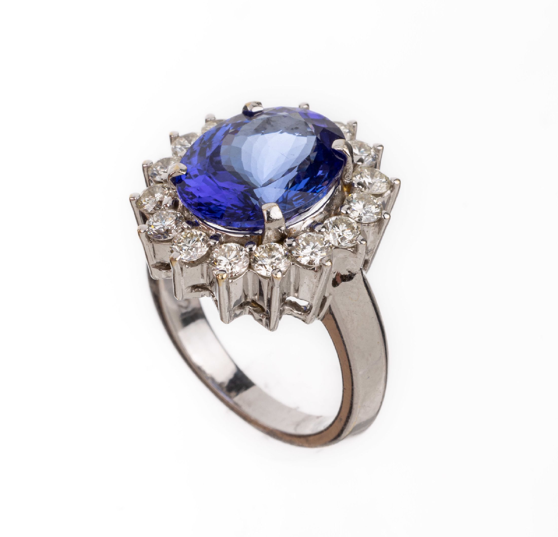 18 kt Gold Tansanit-Brillant-Ring, WG 750/000 , ovalfacett. Tansanit ca. 7.30 ct umgeben von 16 Brillanten zus. ca. 1.43 ct Weiß/si, RW 53, total ...