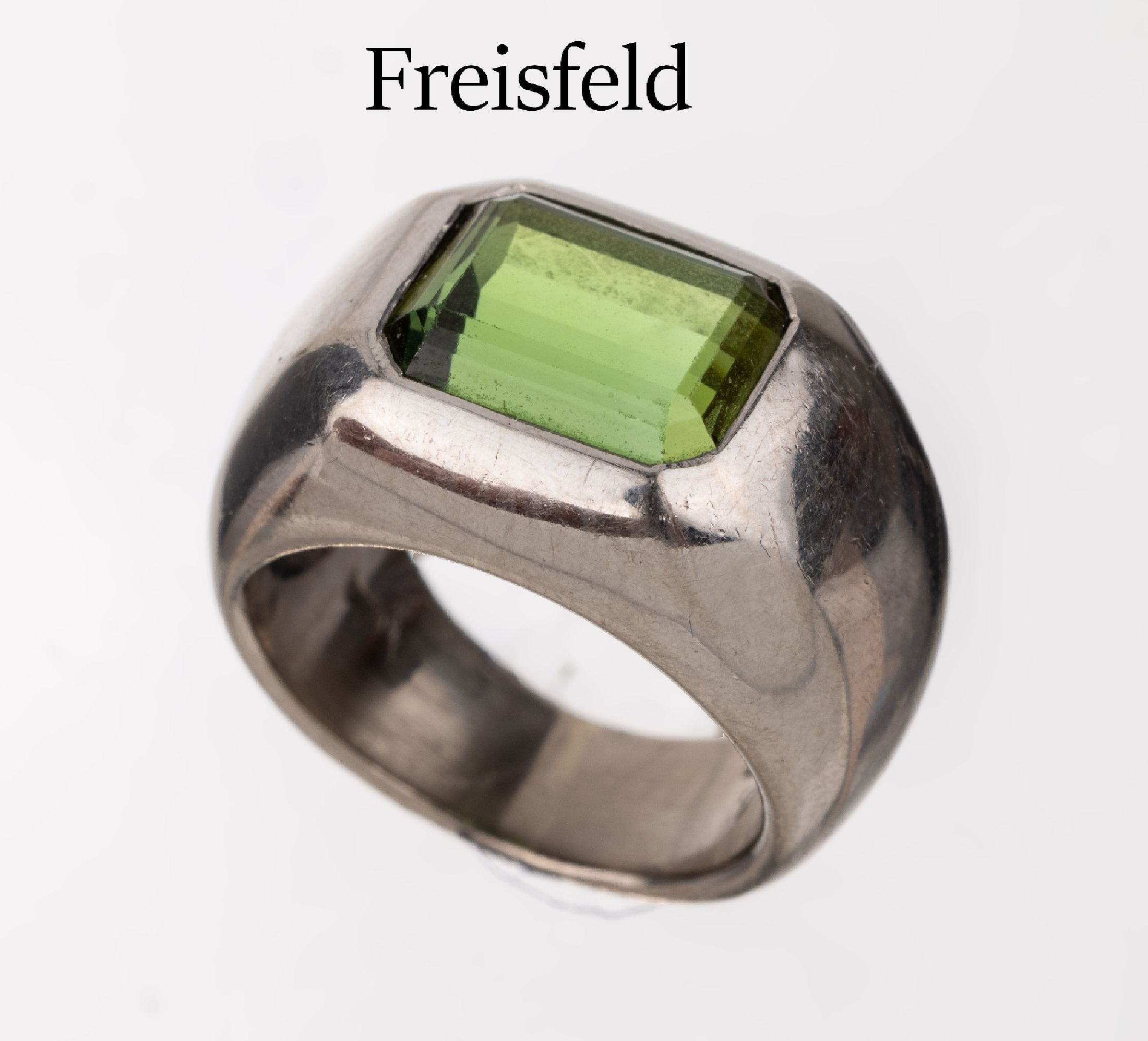 18 kt Gold Turmalin-Ring, WG 750/000, Meistermarke Juwelier FREISFELD, feiner grünerTurmalin im facett. Achteckschliff ca. 2.70 ct, total ca. 12.9 ...