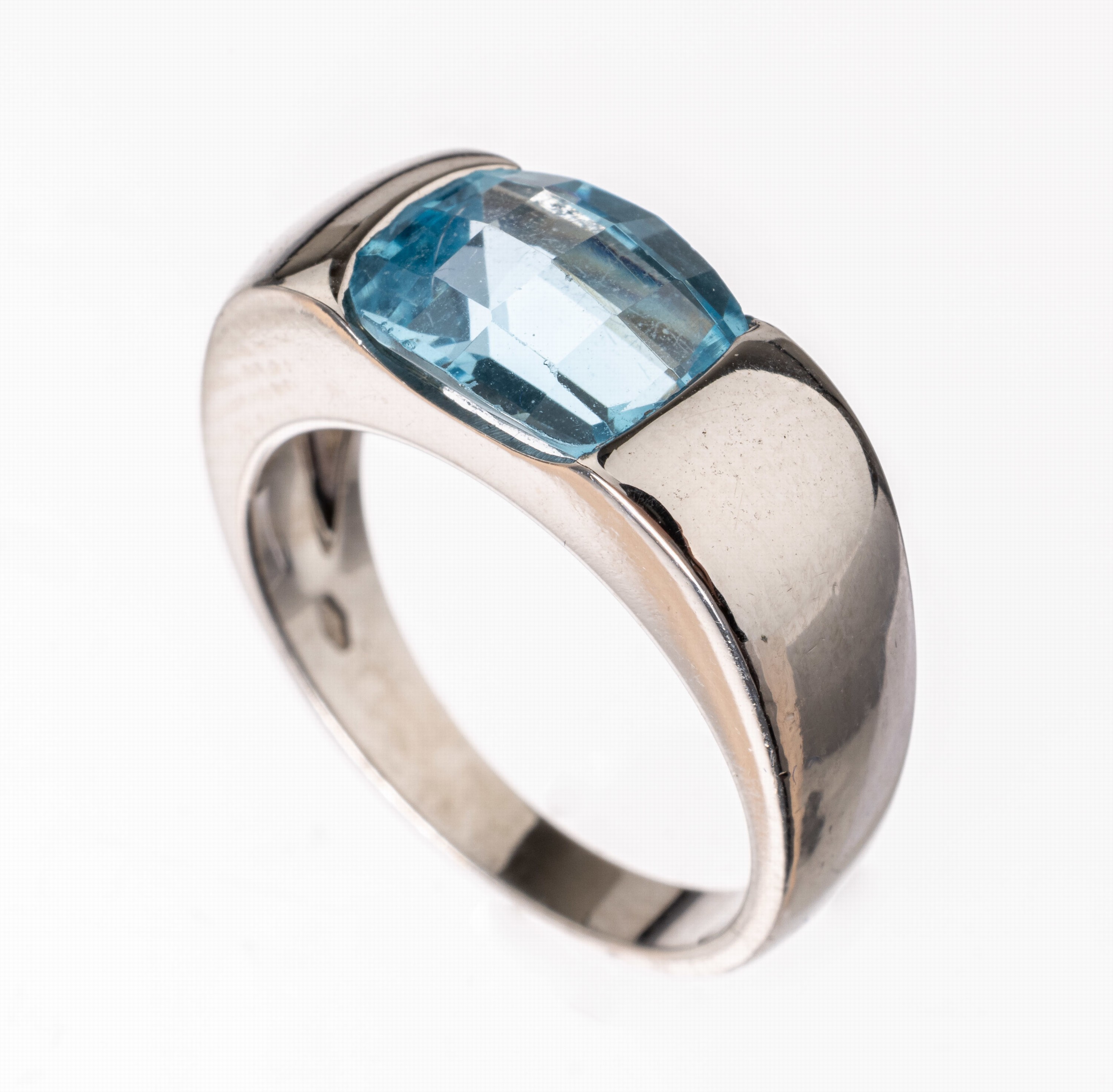 18 kt Gold Blautopas-Ring, WG 750/000, Blautopas im Schachbrettschliff ca. 4.0 ct (beh.), RW 55, ca. 6.8 g
