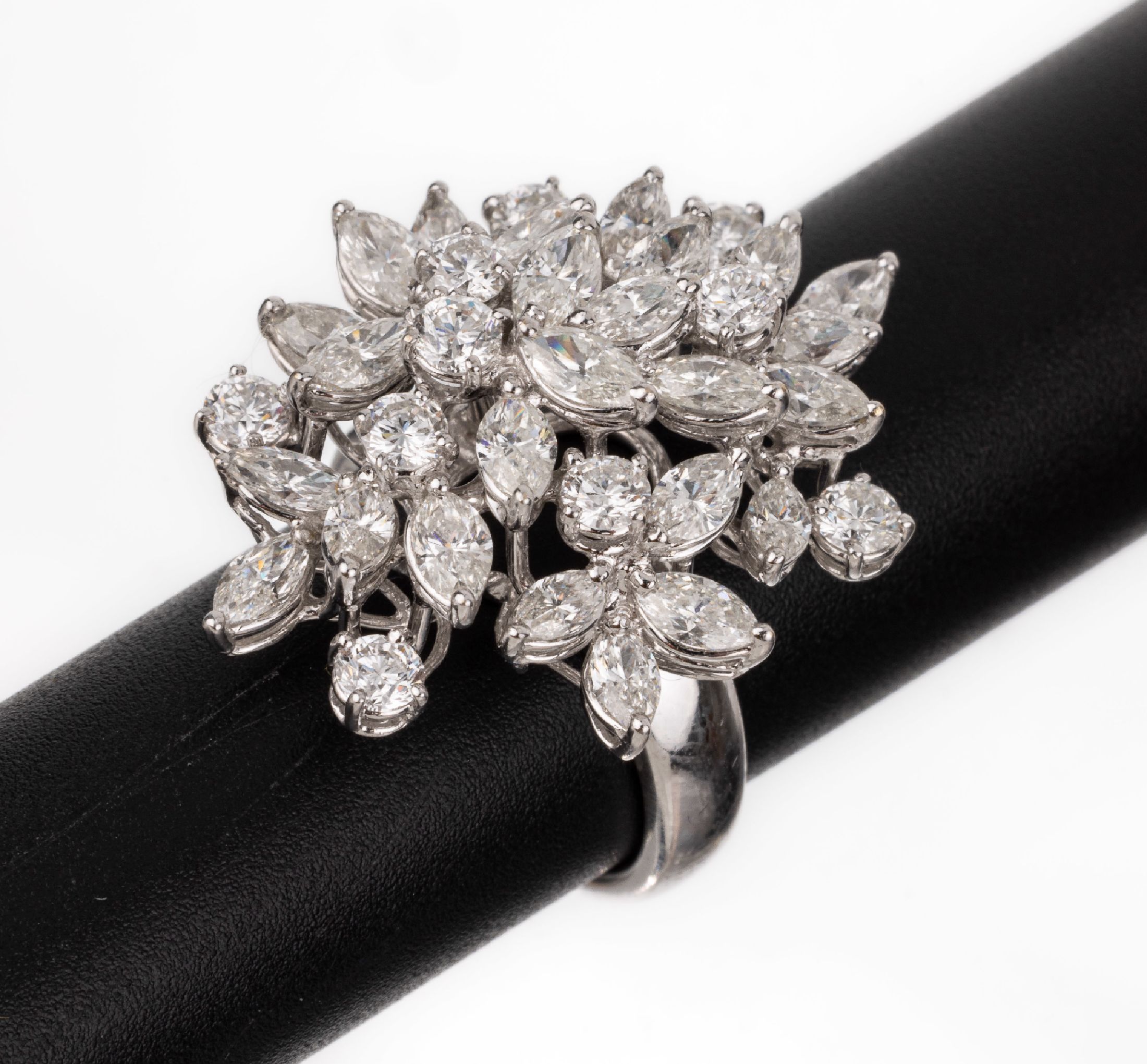 18 kt Gold Diamant-Ring, WG 750/000, floraler Ringkopf, in mehreren Ebenen bes. mit Brillanten und Diamant-Navettes zus. ca. 4.63 ct Weiß/si-p 1, ...