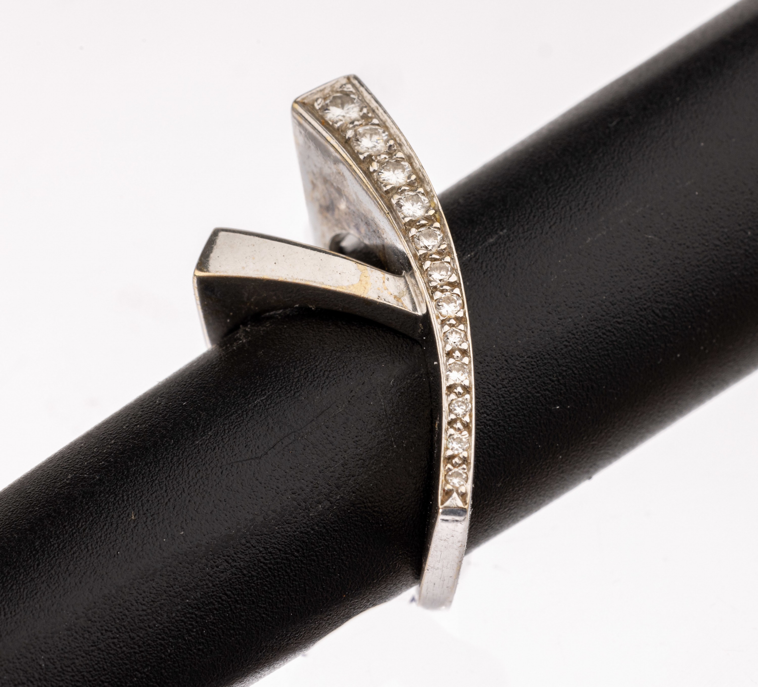 18 kt Gold Brillant-Ring, WG 750/000, 12 Brillanten im Verlauf zus. ca. 0.28 ct Weiß/si, ca. 13.2 g, RW 56
