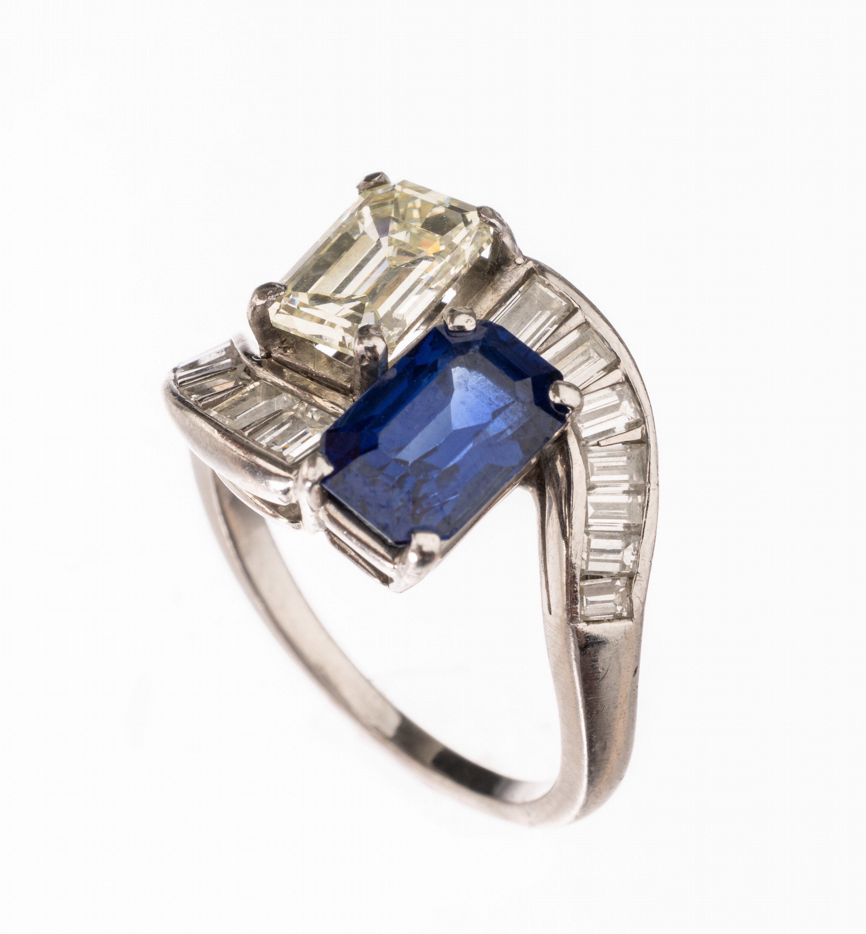 14 kt Gold Saphir-Diamant-Ring, WG 585/000,1 Saphir im Achteckschliff ca. 2.00 ct, 1 Diamant im Emerald-Cut ca. ca. 1.20 ct Yellow/vs, 14 ...
