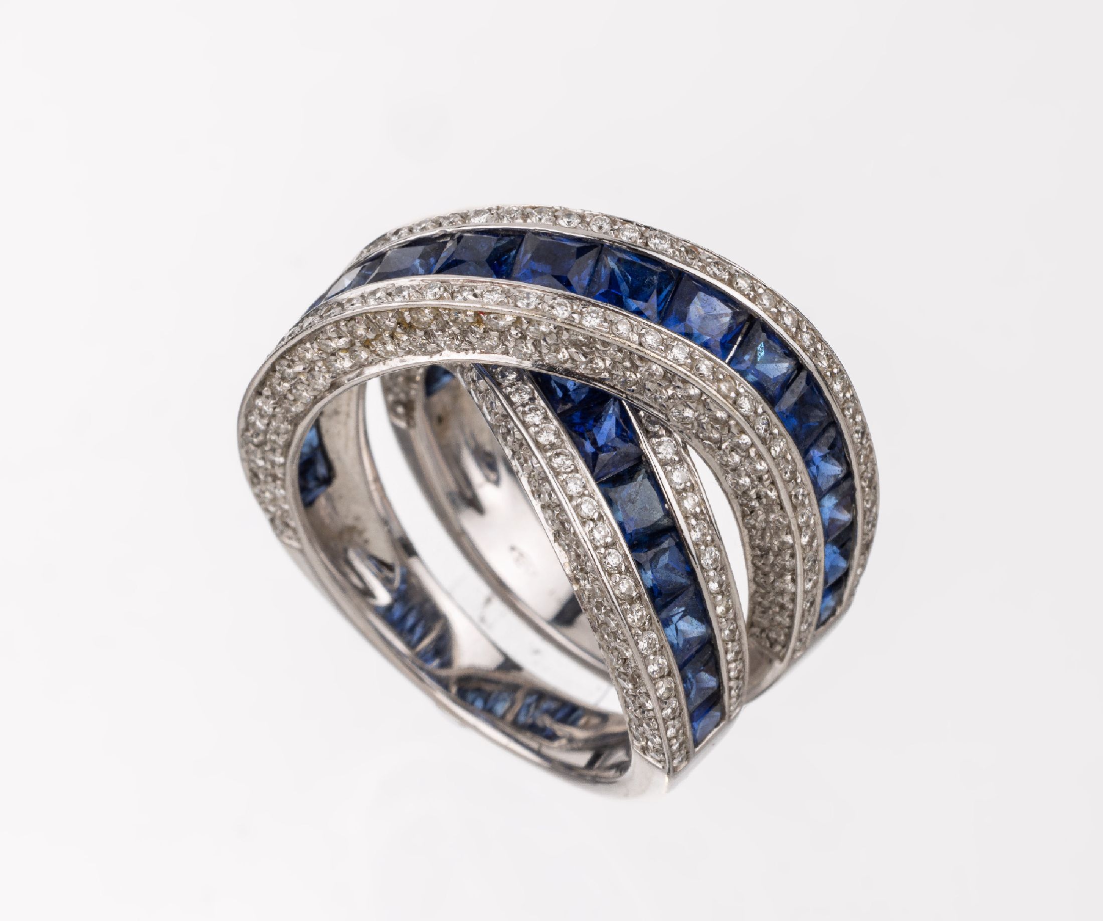 18 kt Gold Saphir-Brillant-Ring, WG 750/000, 30 Saphir-Carrees zus. ca. 6.00 ct, Brillanten zus. ca. 4.40 ct Weiß/si, RW 56, total ca. 16.2 g