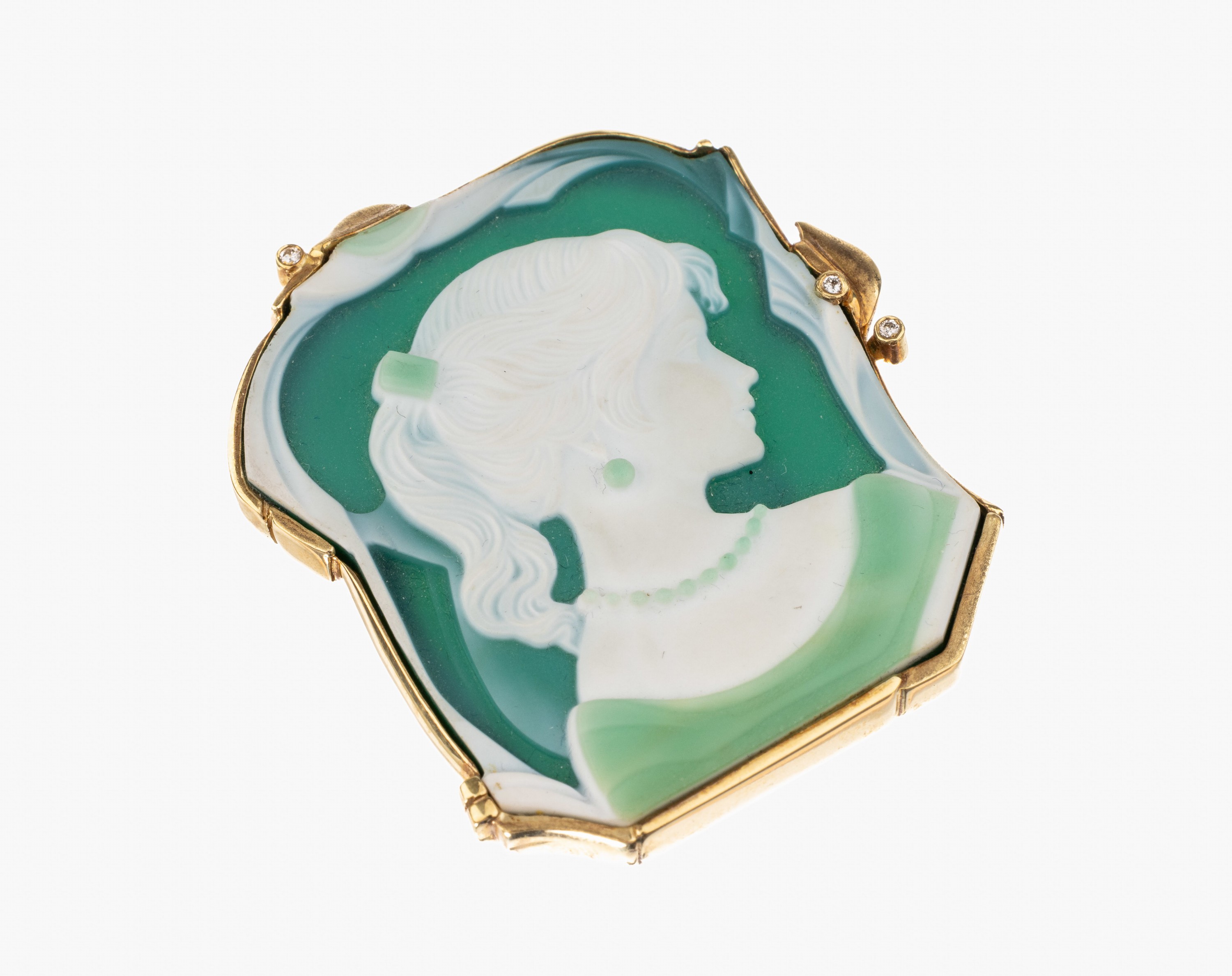14 kt Gold Diamant-Brosche, GG 585/000, grüne Achatkamee mit Portrait einer jungen Frau mit Perlenkette und Ohrstecker, Rahmen mit 3 kl. ...