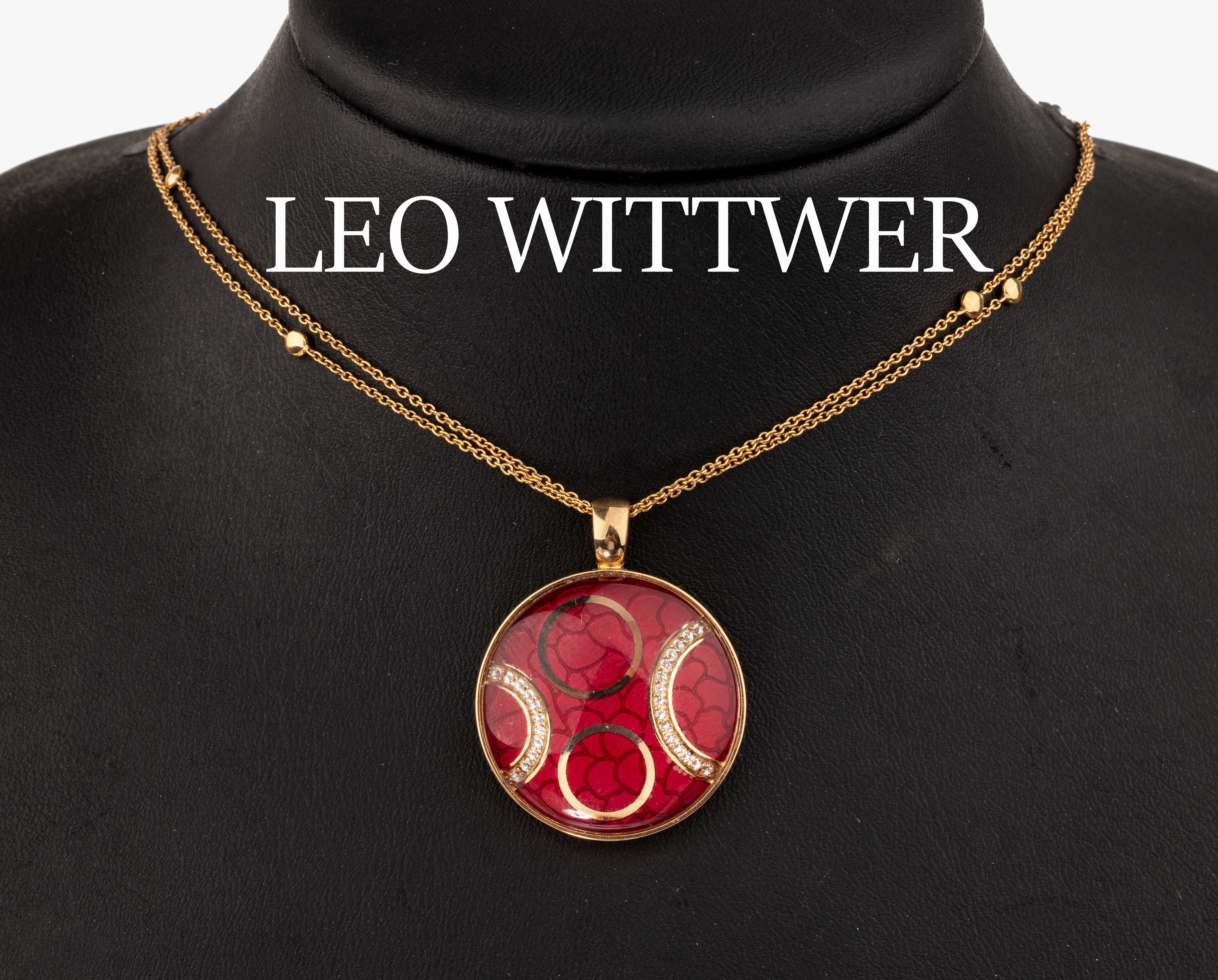 18 kt Gold LEO WITTWER Anhänger Email- Brillant-Anhänger, RG 750/000, kreisförm. Anhänger, rotes Email unter Glascabochon, Brillanten zus. ca. ...
