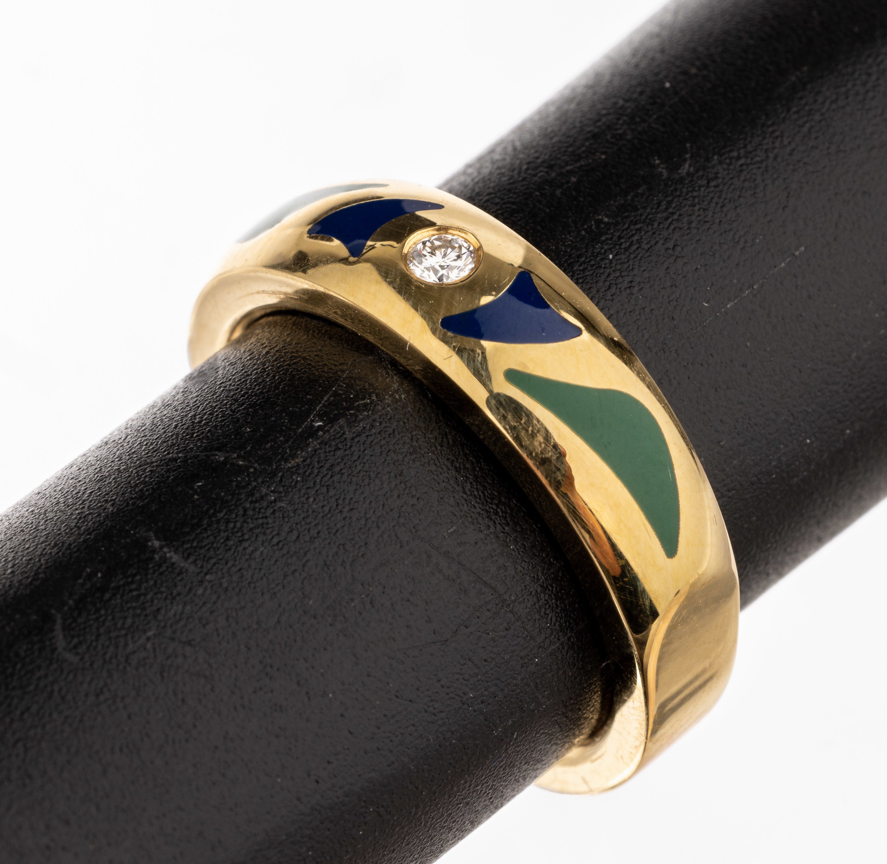 18 kt Gold Brillant-Email-Ring, GG 750/000,mittiger Brillant ca. 0.05 ct Weiß/si, z.T. Blau und Grün emaill., RW 58, ca. 7.8 g, Meistermarke unged.
