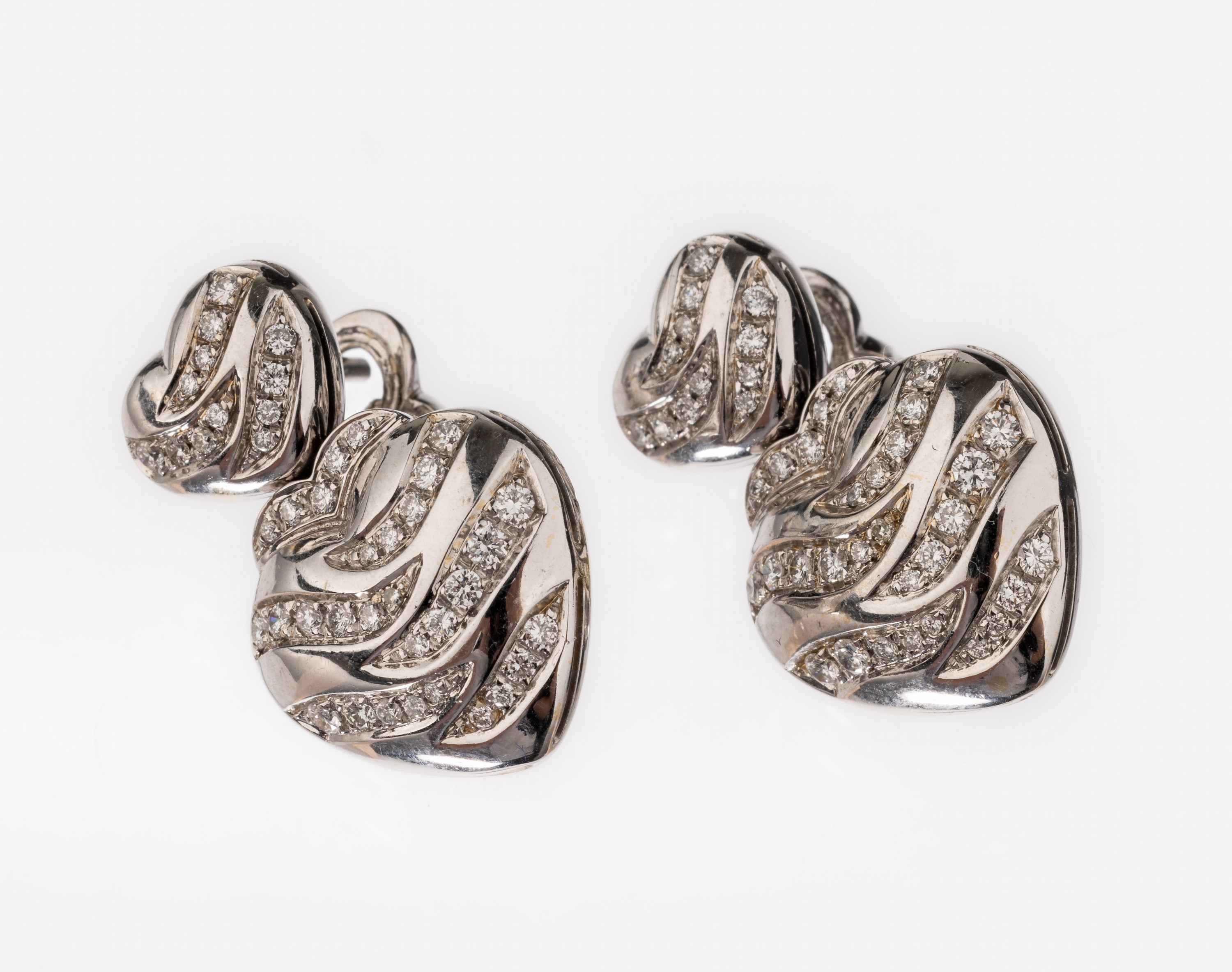 Paar 18 kt Gold Brillant-Ohrstecker "Herzen", WG 750/000, Brillanten zus. ca. 0.87 ct Weiß/si, ca. 18.6 g, L. ca. 2 cm