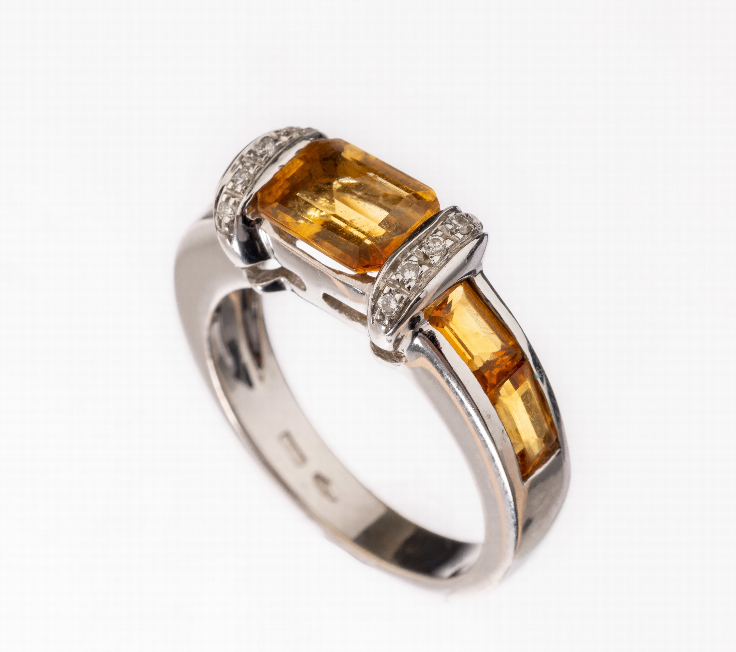 18 kt Gold Citrin-Diamant-Ring, GG 750/000,5 Citrine im Treppenschliff zus. ca. 3.0 ct, 10 Diamanten zus. ca. 0.10 ct, RW 57, ca. 8.5 g