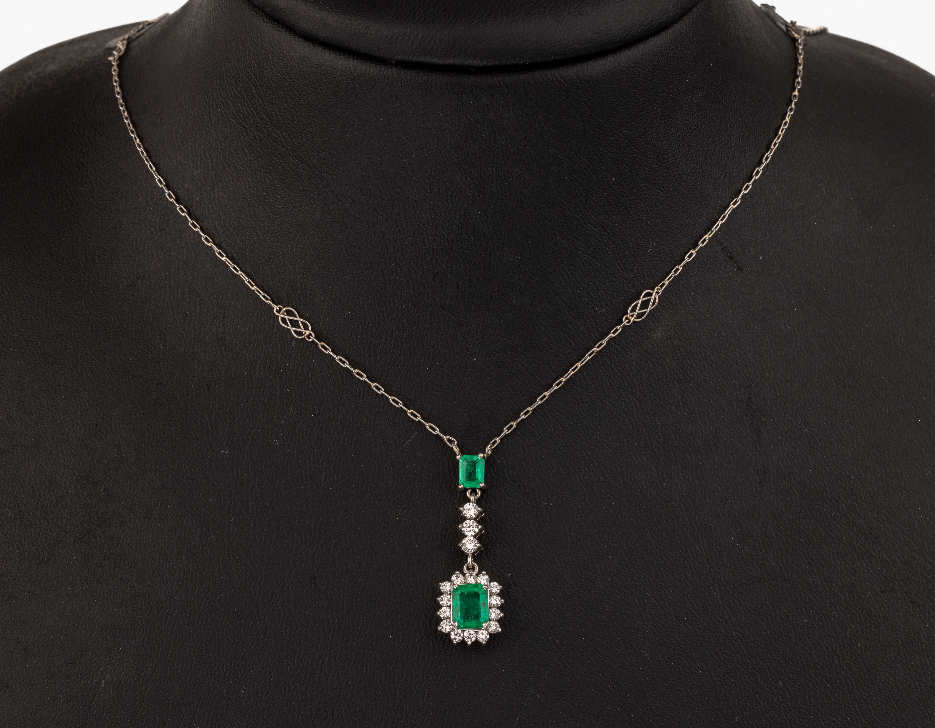 Platin Diamant-Smaragd-Collier, Pt. (gepr.), 2 Smaragd-Rechtecke zus. ca. 2.0 ct, 17 Diamanten zus. ca. 0.30 ct, Weiß/si, L. ca.46 cm, ca. 5.3 g