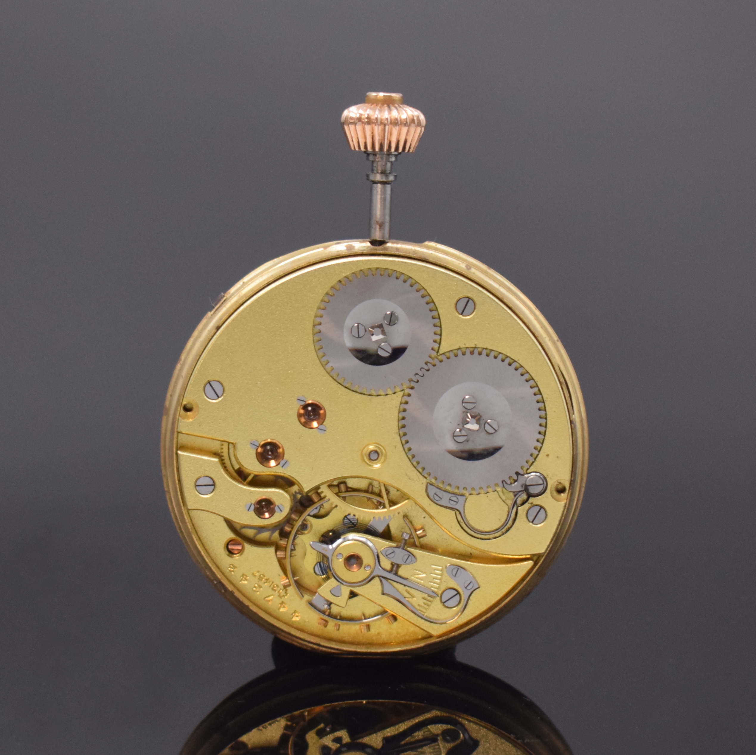 IWC Taschenuhrwerk Kaliber 53, Schweiz um 1909, Emailzifferbl. m. arab. Zahlen, gold. Zeiger, 3 verschr. Chatons, Komp.-Unr. m. gebl. Breg.-Spir., ...