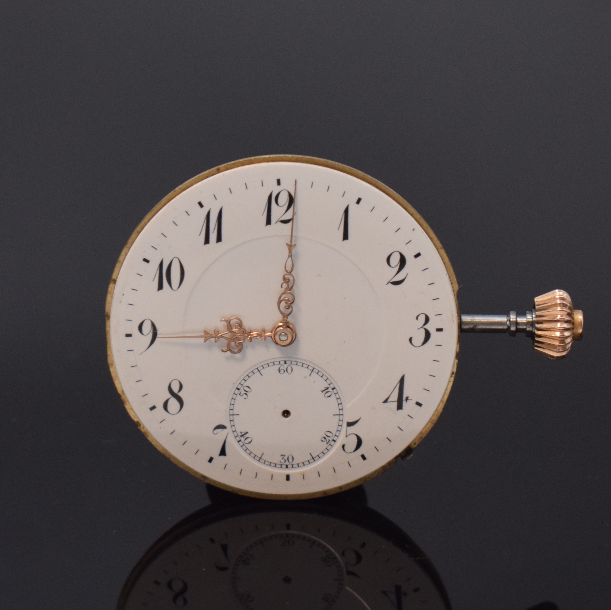 Detail a: IWC Taschenuhrwerk Kaliber 53, Schweiz um 1909, Emailzifferbl. m. arab. Zahlen, gold. Zeiger, 3 verschr. Chatons, Komp.-Unr. m. gebl. Breg.-Spir., ...