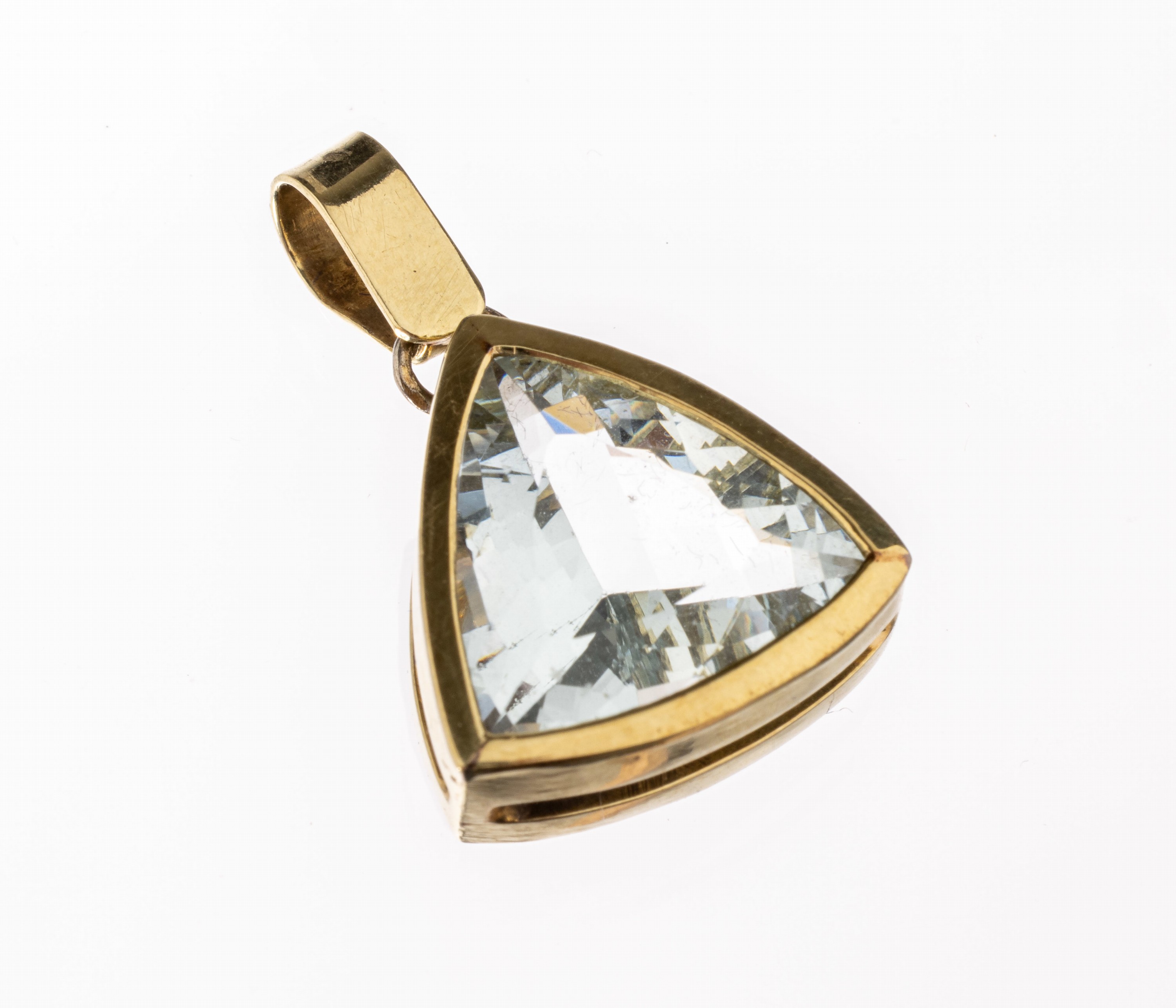 14 kt Gold Aquamarin-Anhänger, GG 585/000, facett. Aquamarin-Triangel ca. 8.0 ct, ca. 1.6x 2.5 cm, ca. 6.4 g