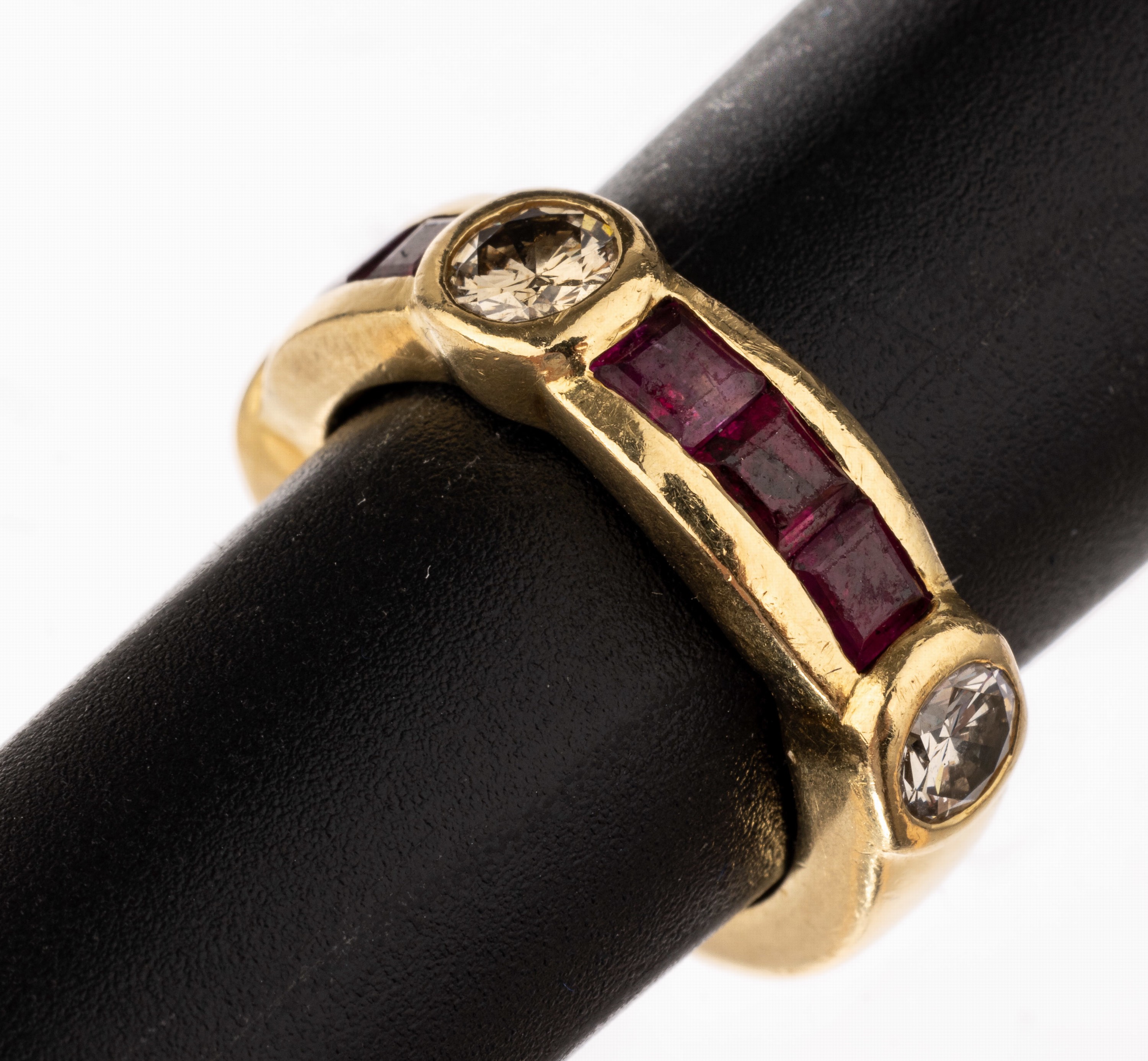 18 kt Gold Diamant-Rubin-Ring, GG 750/000, 6 Rubin-Carrees zus. ca. 0.50 ct, 3 Brillantenzus. ca. 0.60 ct Weiß-Braun/si-p, RW 53, ca. 9.8 g