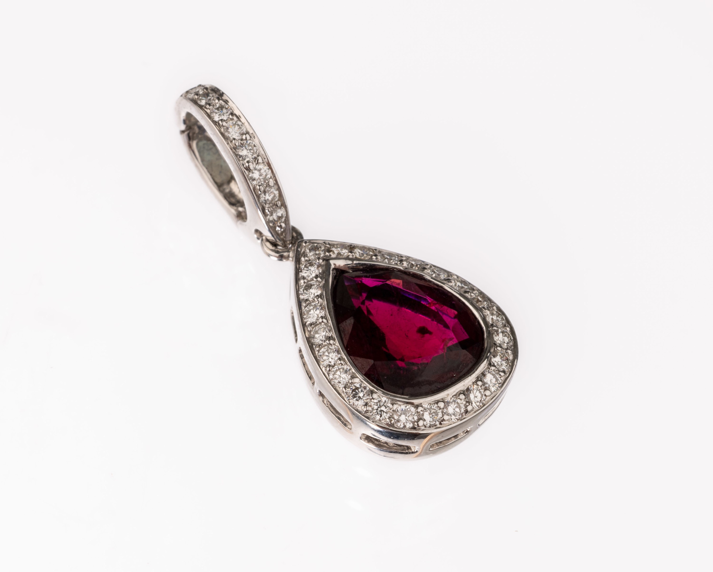 18 kt Gold Turmalin-Anhänger, WG 750/000, facett. Rubellittropfen ca. 9.16 ct, Brillanten zus. ca. 0.46 ct feines Weiß- Weiß/si, ca. 5.6 g
