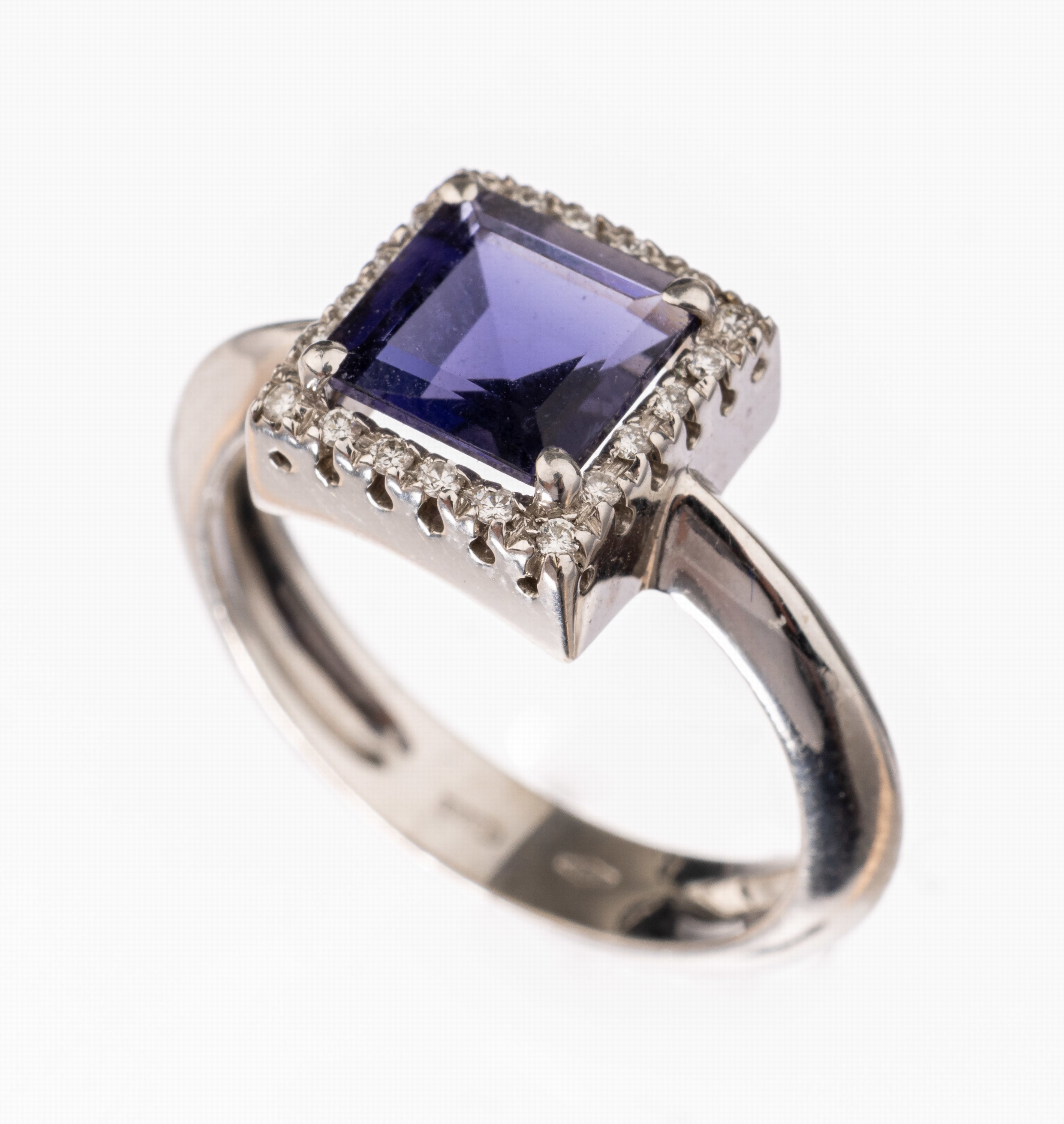 18 kt Gold Iolith-Diamant-Ring, WG 750/000,Iolith-Carree ca. 2.00 ct, umgeben von Diamanten zus. ca. 0.10 ct, RW 54, ca. 5.6 g