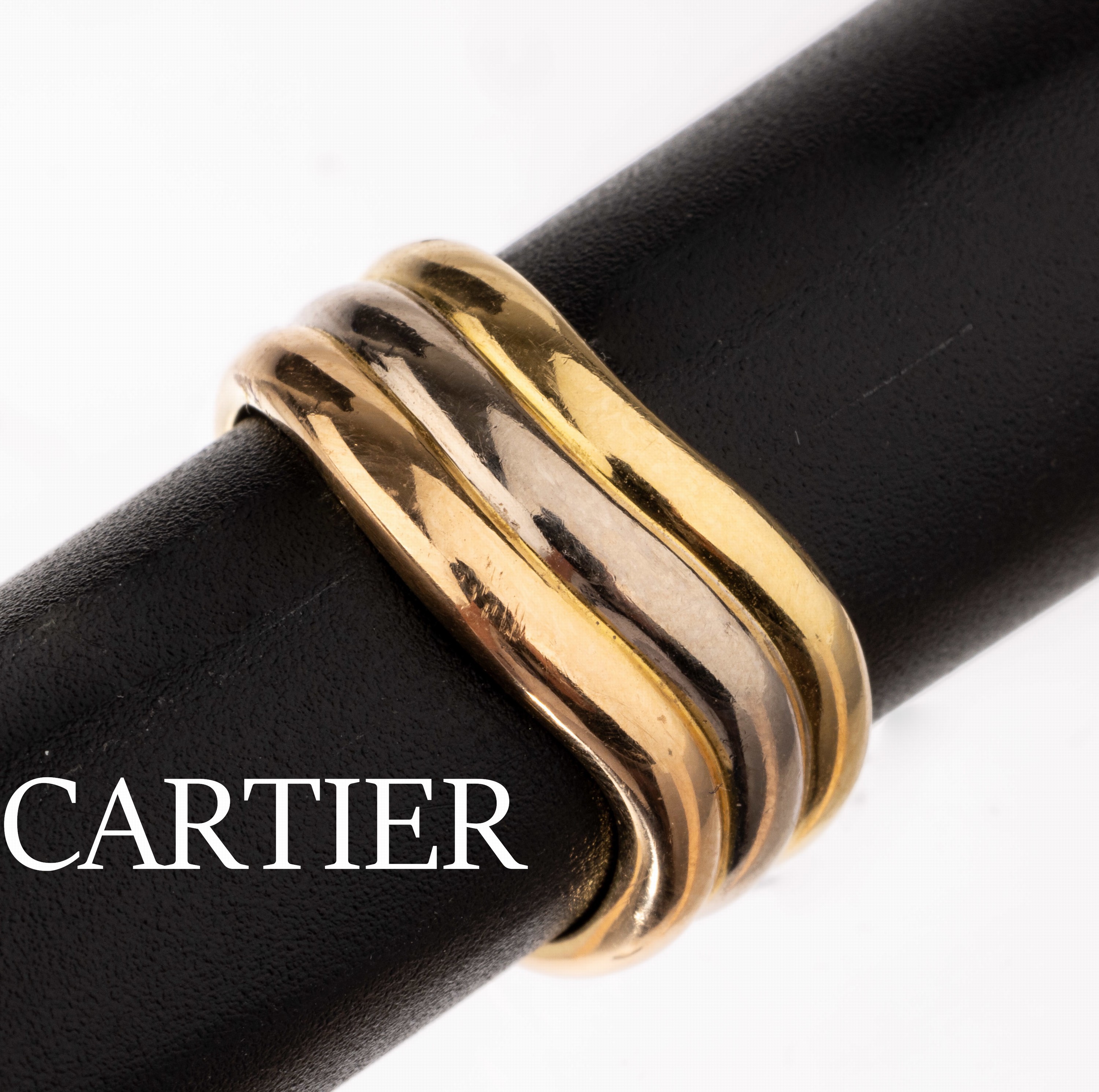 18 kt Gold CARTIER Ring, GG/WG/RG 750/000, geschwungene Ringschiene, RW 52, ca. 6.1 g, sign. und num.