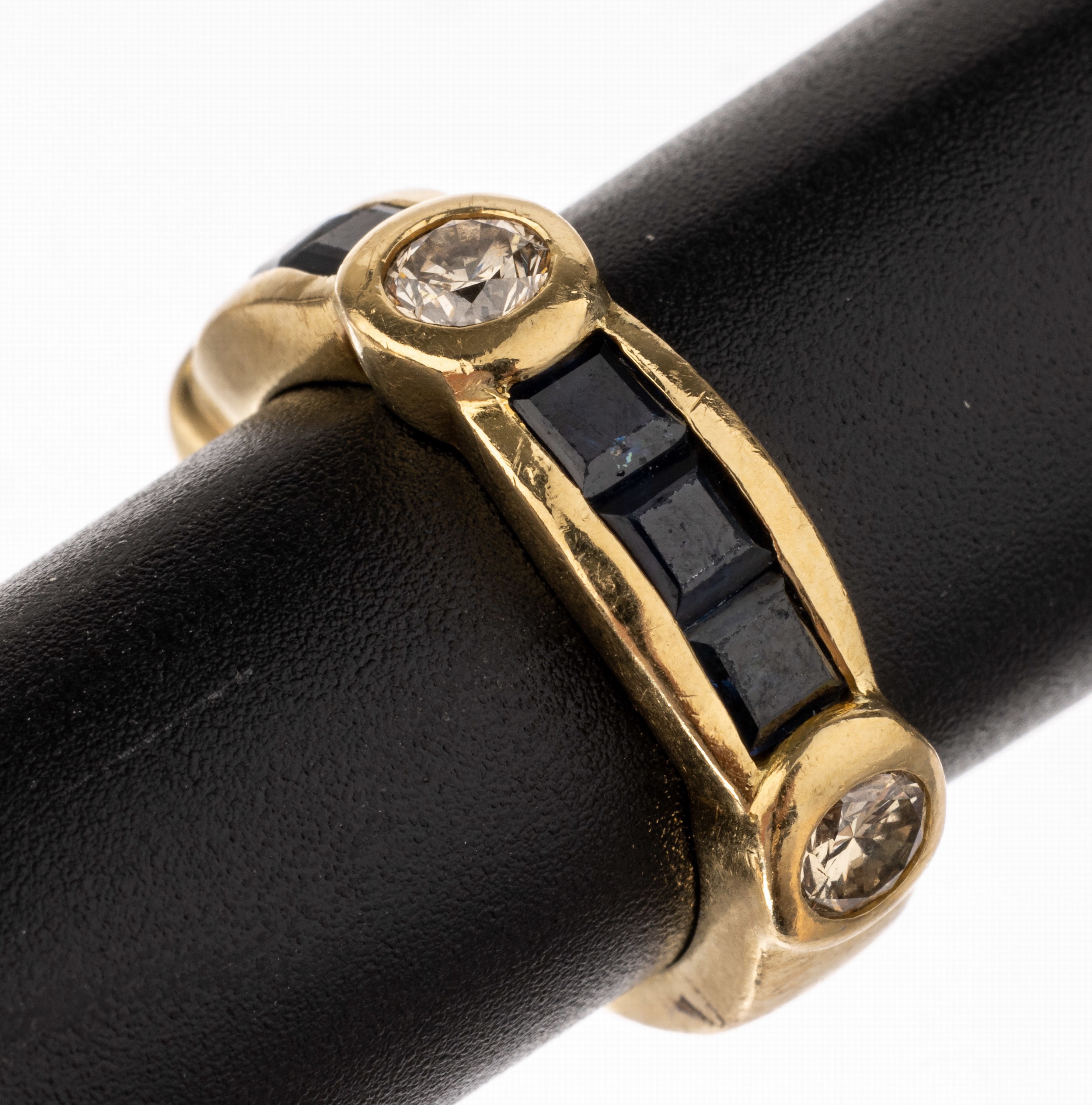 18 kt Gold Saphir-Brillant-Ring, GG 750/000, 6 Saphir-Carrees zus. ca. 0.50 ct, 3 Brillanten zus. ca. 0.60 ct l.get.Weiß/si-p, RW 52, ca. 9.3 g