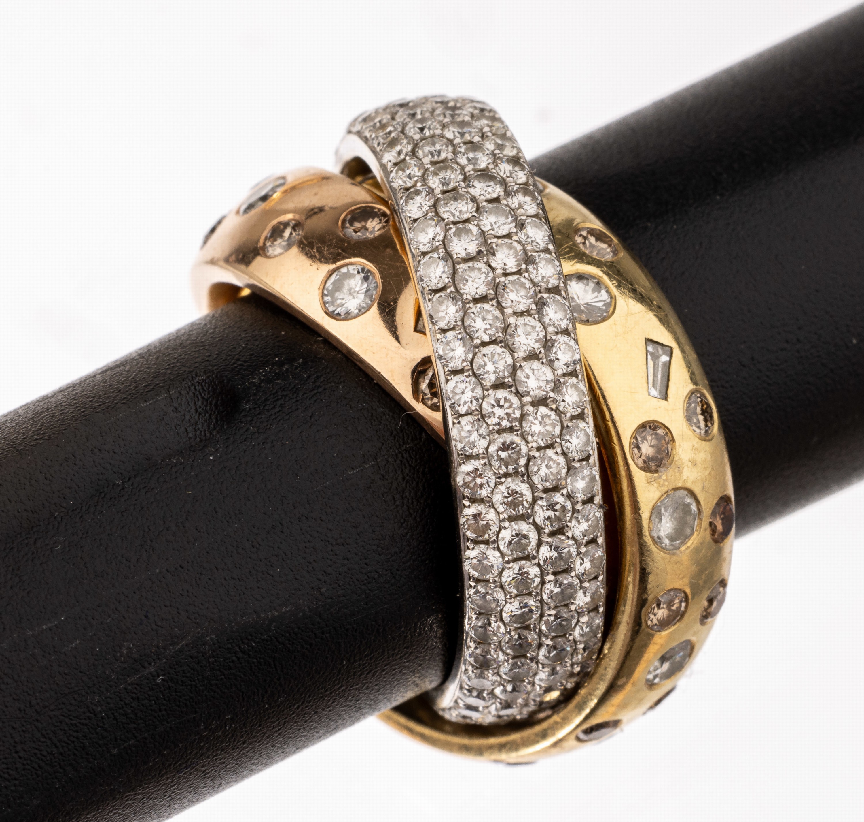 Ausgefallener 18 kt Gold Diamant-Ring, GG/WG/RG 750/000, 3 in sich verschlungene Ringe mit Brillanten und Diamanten in versch. Schliffformen zus. ...