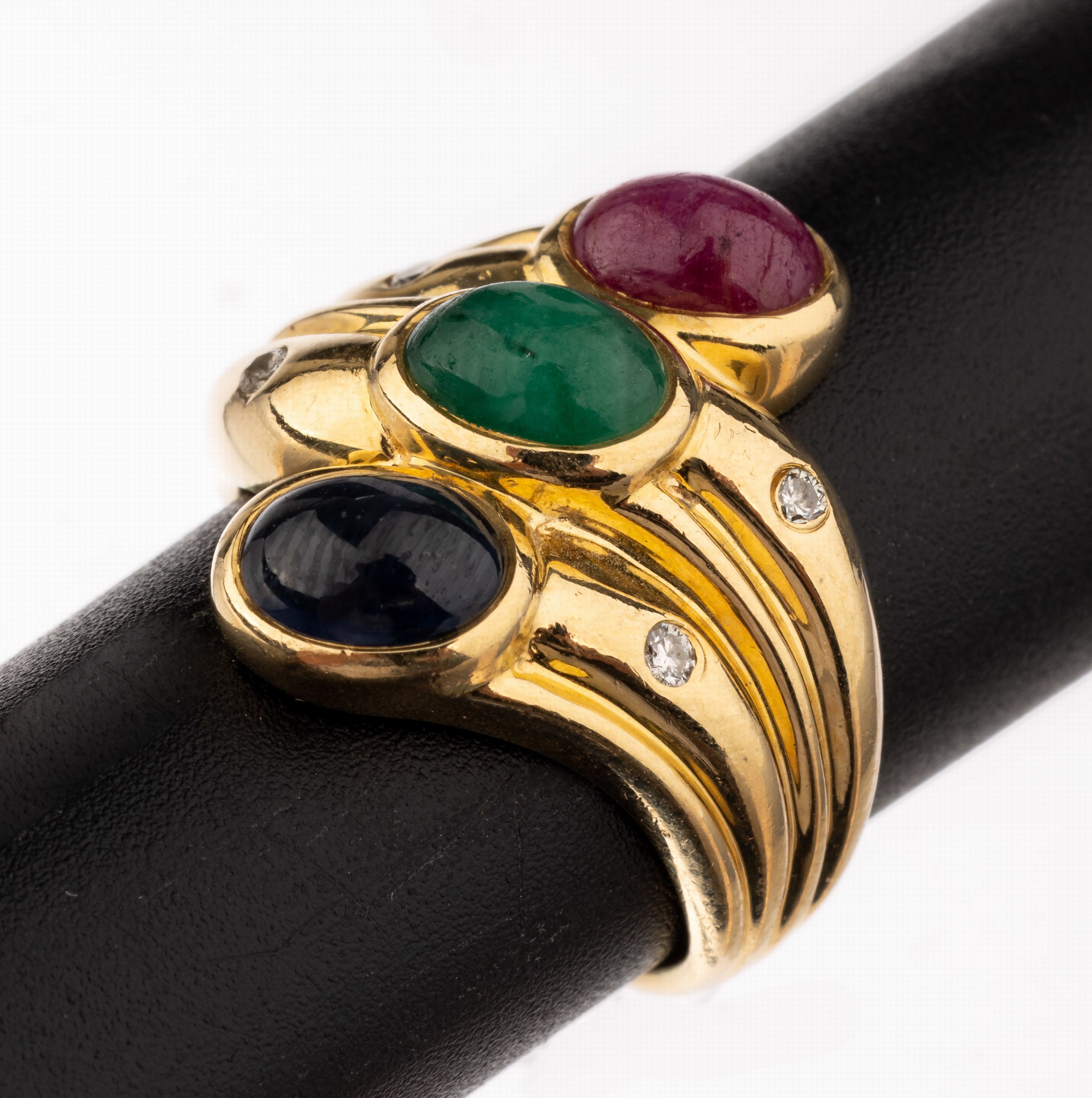 18 kt Gold Farbstein-Brillant-Ring, GG 750/000, 1 Rubin- 1 Saphir- 1 Smaragd- Cabochon zus. ca. 0.30 ct, 4 Brillanten zus. ca. 0.08 ct Weiß/si, RW ...