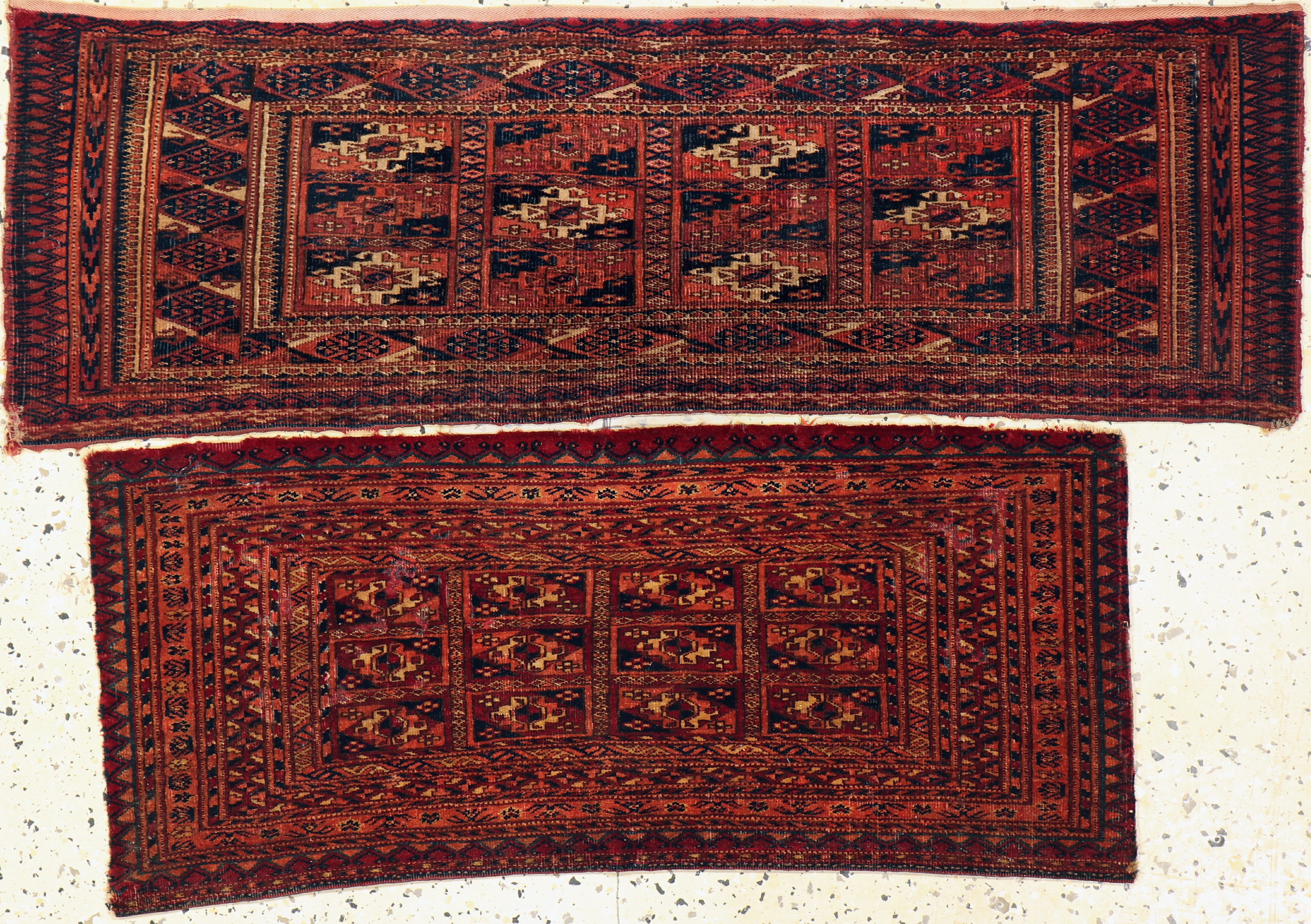 2 Tekke Torba, Turkmenistan, um 1900, Wolleauf Wolle, ca. 100 x 35 cm, EHZ: 3, Mottenfraß