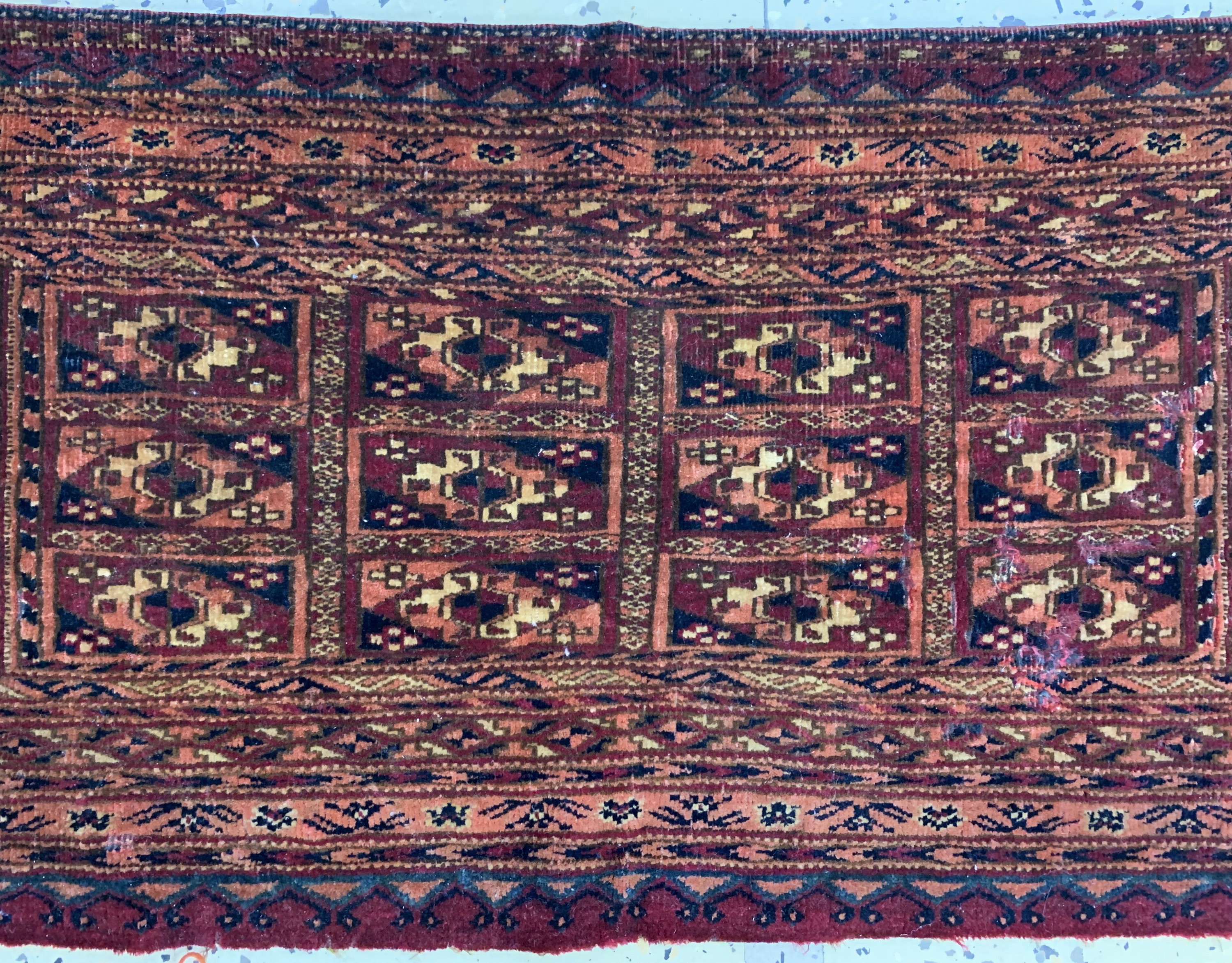 Detail a: 2 Tekke Torba, Turkmenistan, um 1900, Wolleauf Wolle, ca. 100 x 35 cm, EHZ: 3, Mottenfraß