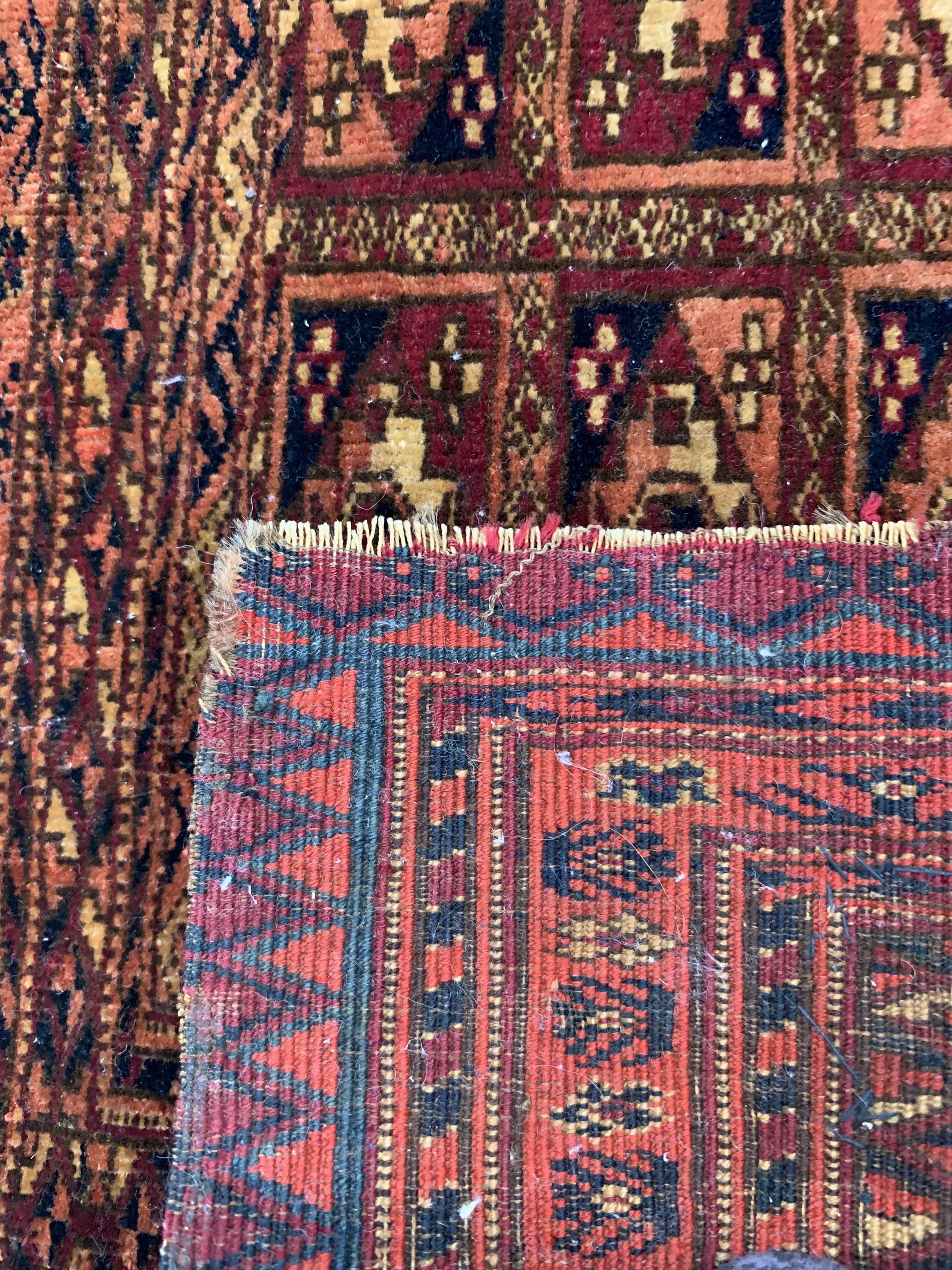 Detail b: 2 Tekke Torba, Turkmenistan, um 1900, Wolleauf Wolle, ca. 100 x 35 cm, EHZ: 3, Mottenfraß
