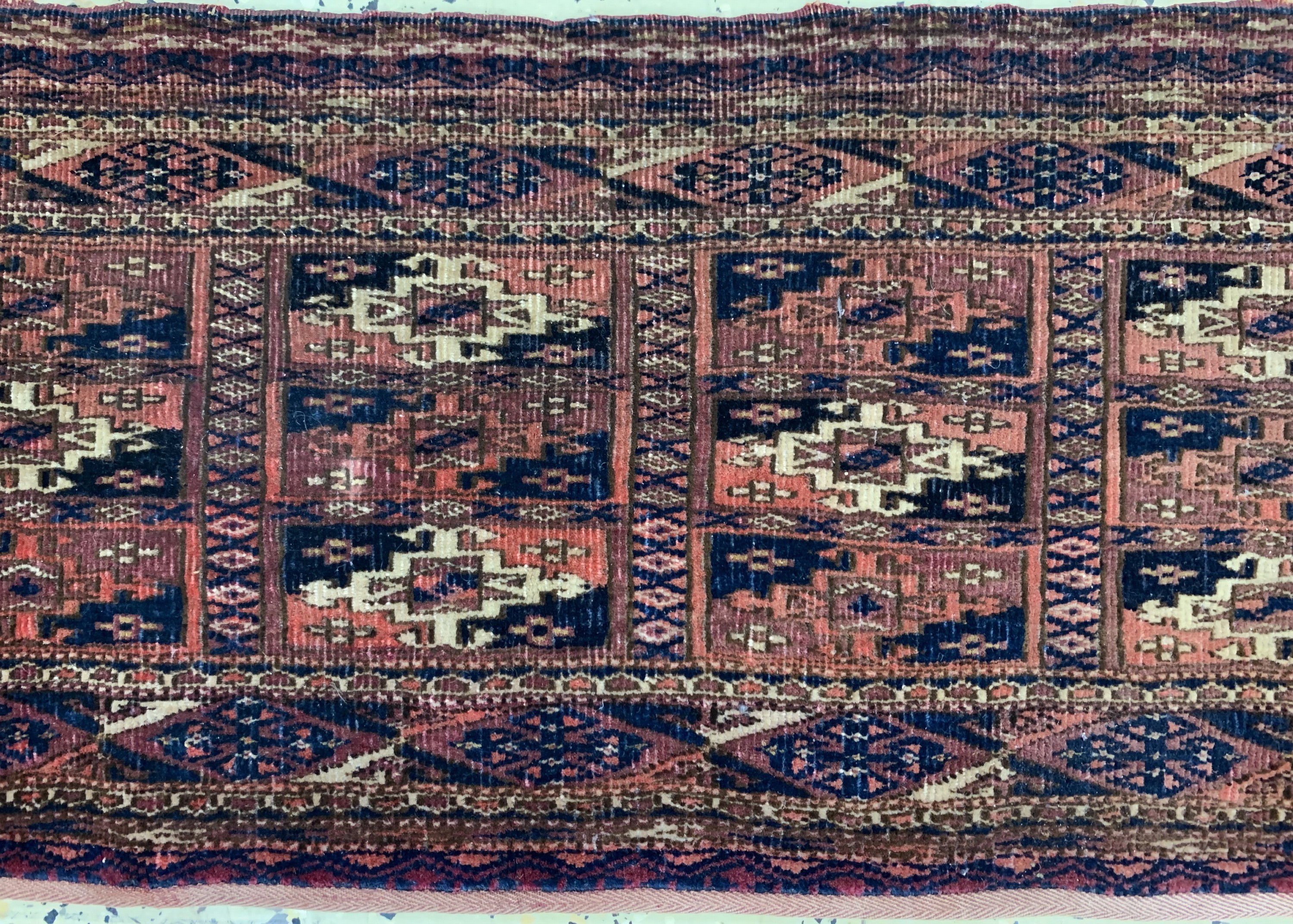 Detail c: 2 Tekke Torba, Turkmenistan, um 1900, Wolleauf Wolle, ca. 100 x 35 cm, EHZ: 3, Mottenfraß
