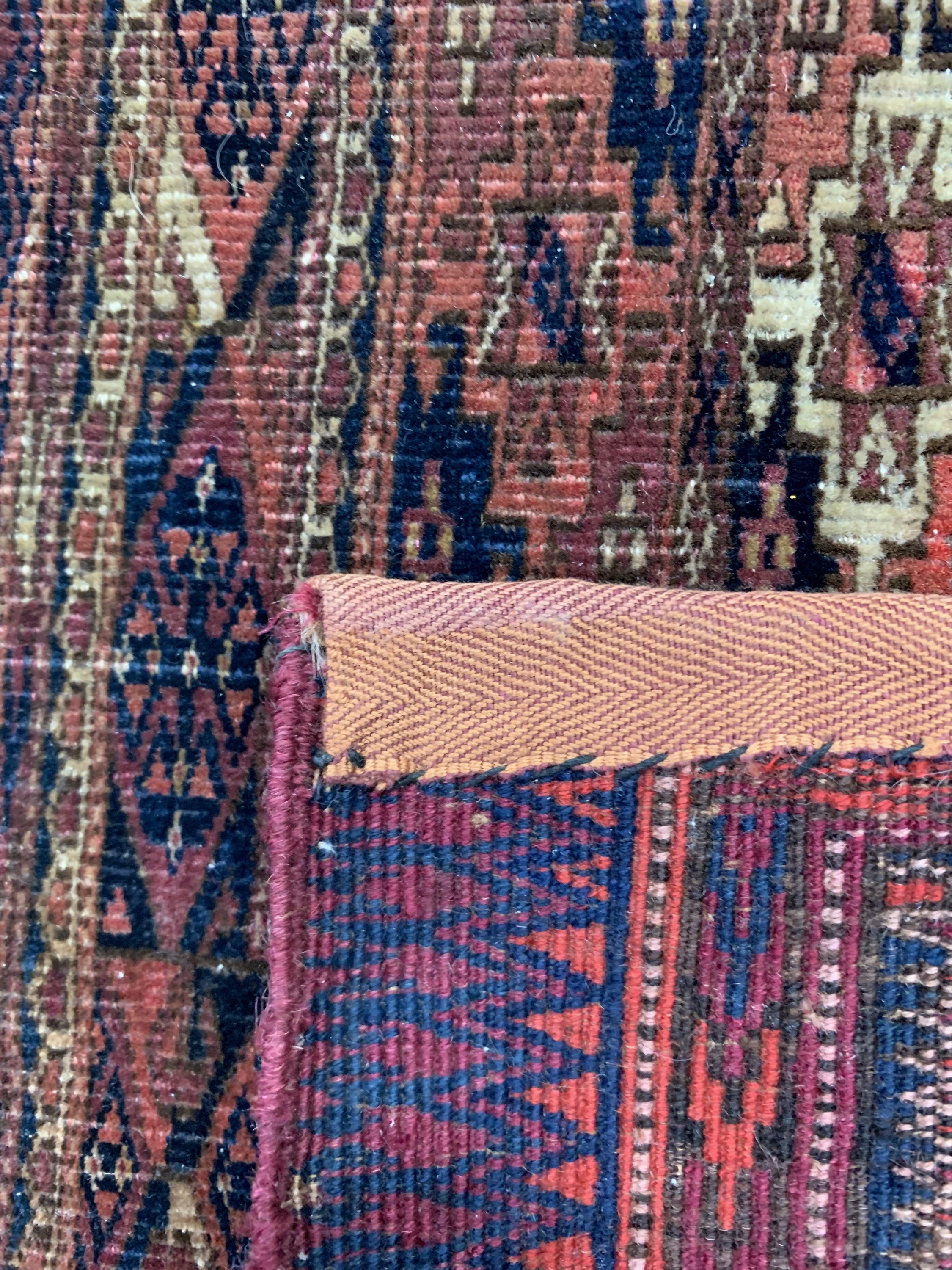 Detail d: 2 Tekke Torba, Turkmenistan, um 1900, Wolleauf Wolle, ca. 100 x 35 cm, EHZ: 3, Mottenfraß