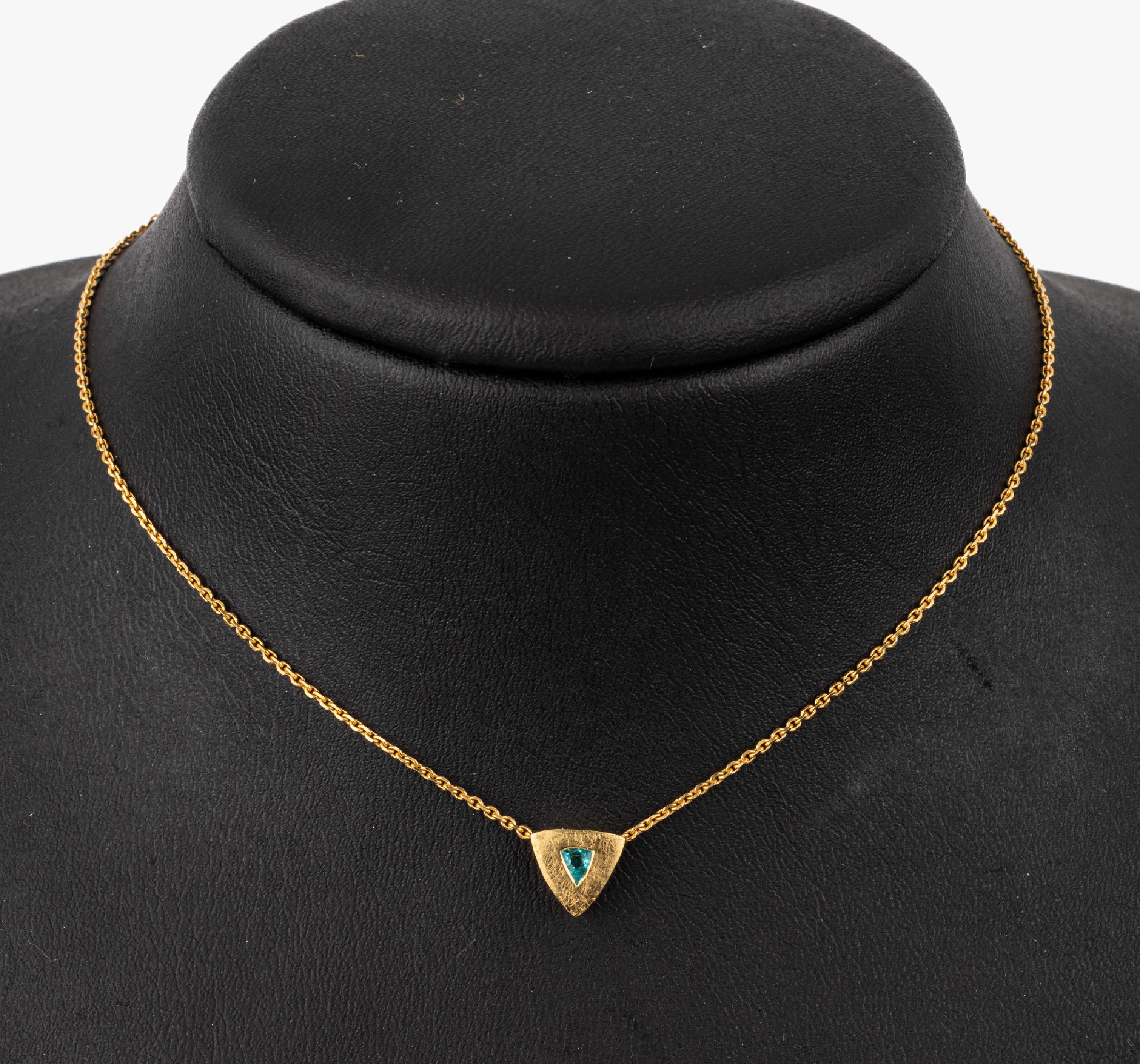 21 kt Gold Paraiba-Turmalin Anhänger, GG 900/000, Paraiba-Turmalin in Triangelform ca. 0.20 ct, an Kette GG 22 kt, L ca. 40.5 ...
