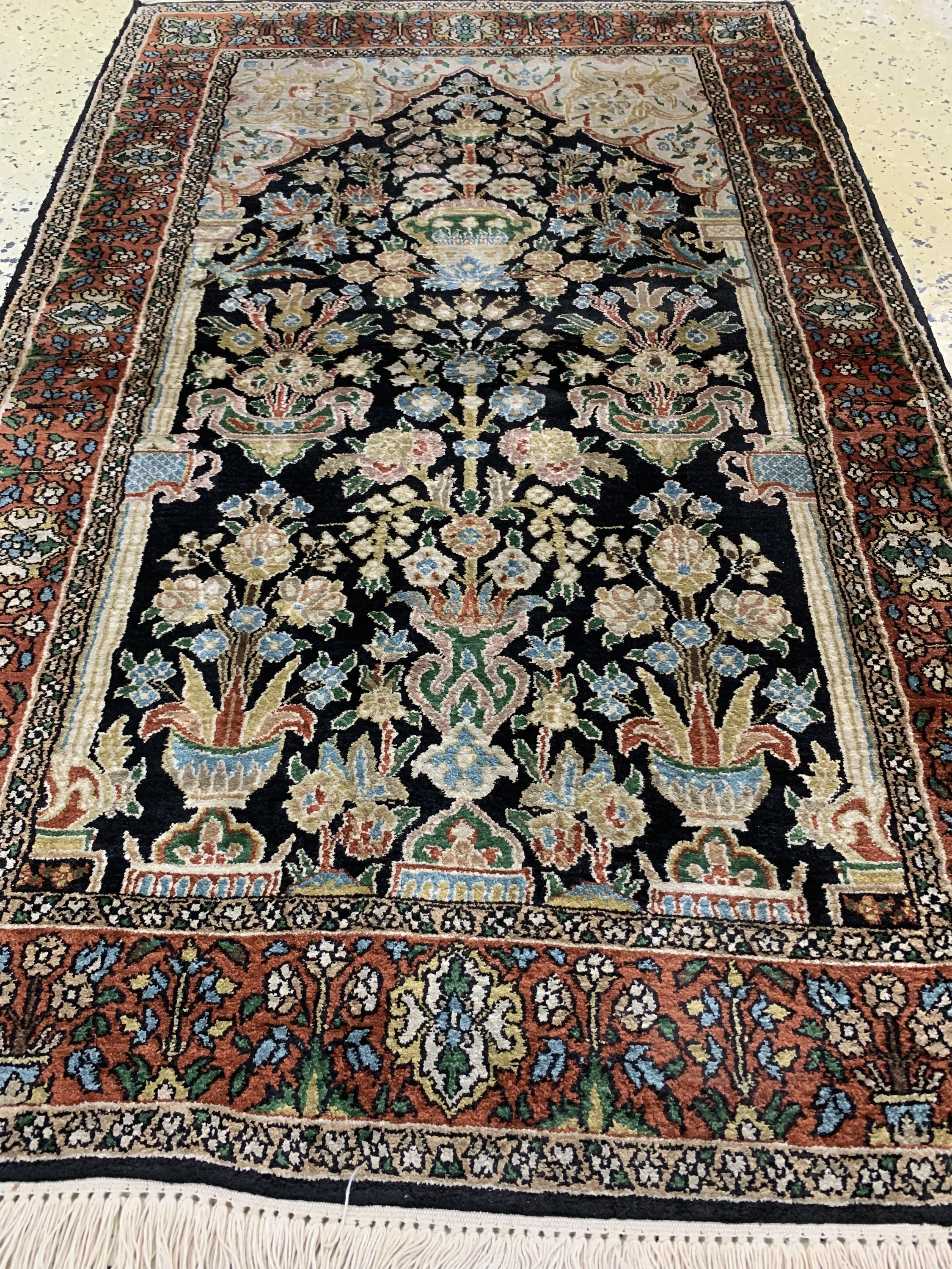 Detail b: Kashmir Seide, Indien, ca. 50 Jahre, Seide auf Baumwolle, ca. 122 x 75 cm, EHZ: 2