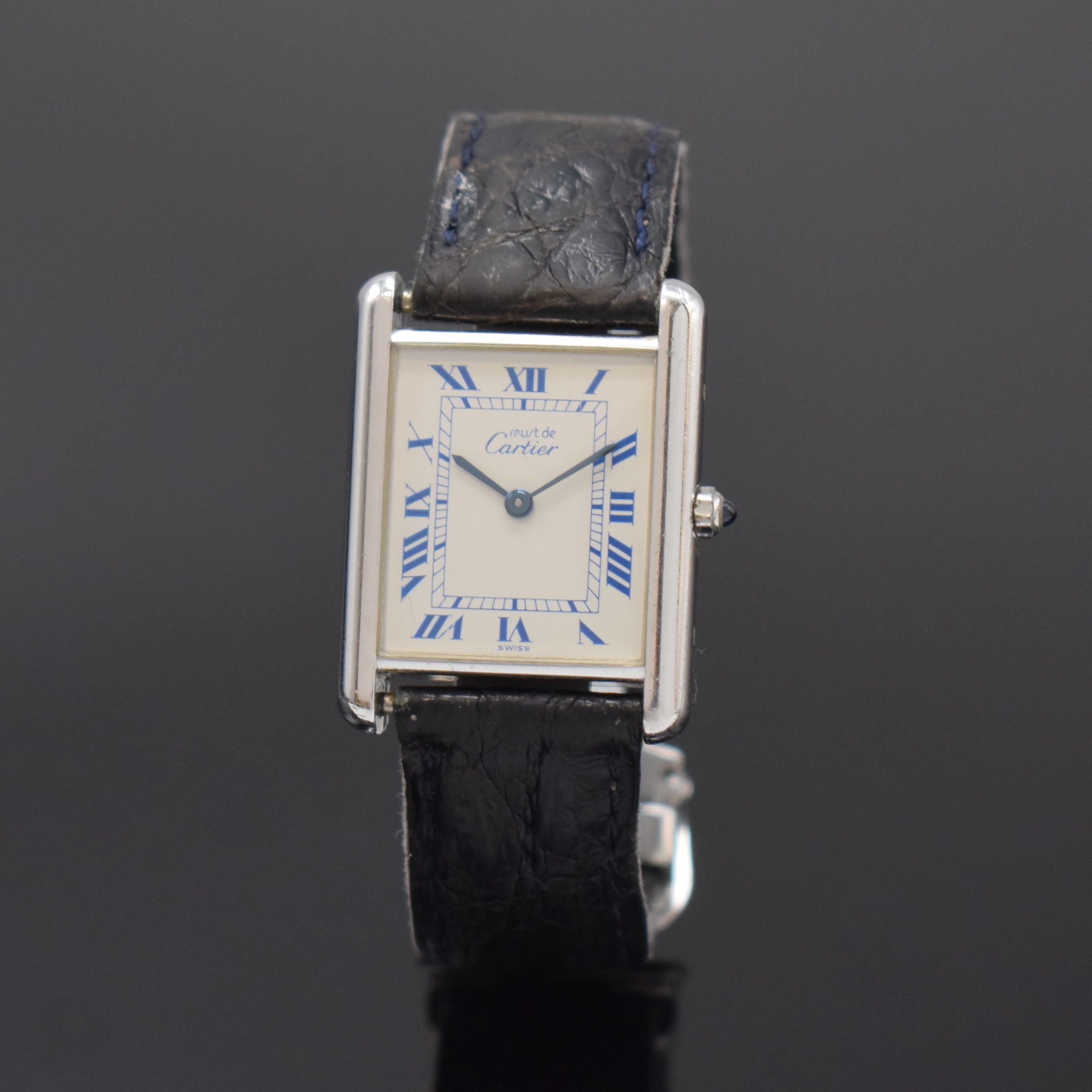 CARTIER Paris Tank Damenarmbanduhr in 925er Silber, Schweiz um 1990, quarz, seitl. 4- fach verschr., Lederband zu ers., orig. Faltschl., weißes ...