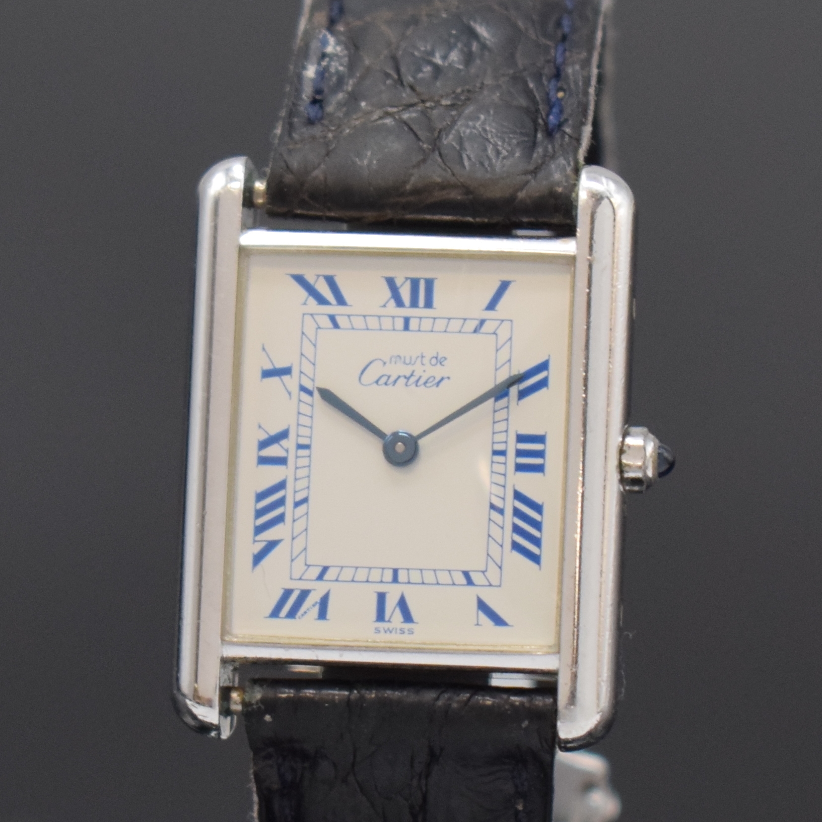 Detail a: CARTIER Paris Tank Damenarmbanduhr in 925er Silber, Schweiz um 1990, quarz, seitl. 4- fach verschr., Lederband zu ers., orig. Faltschl., weißes ...