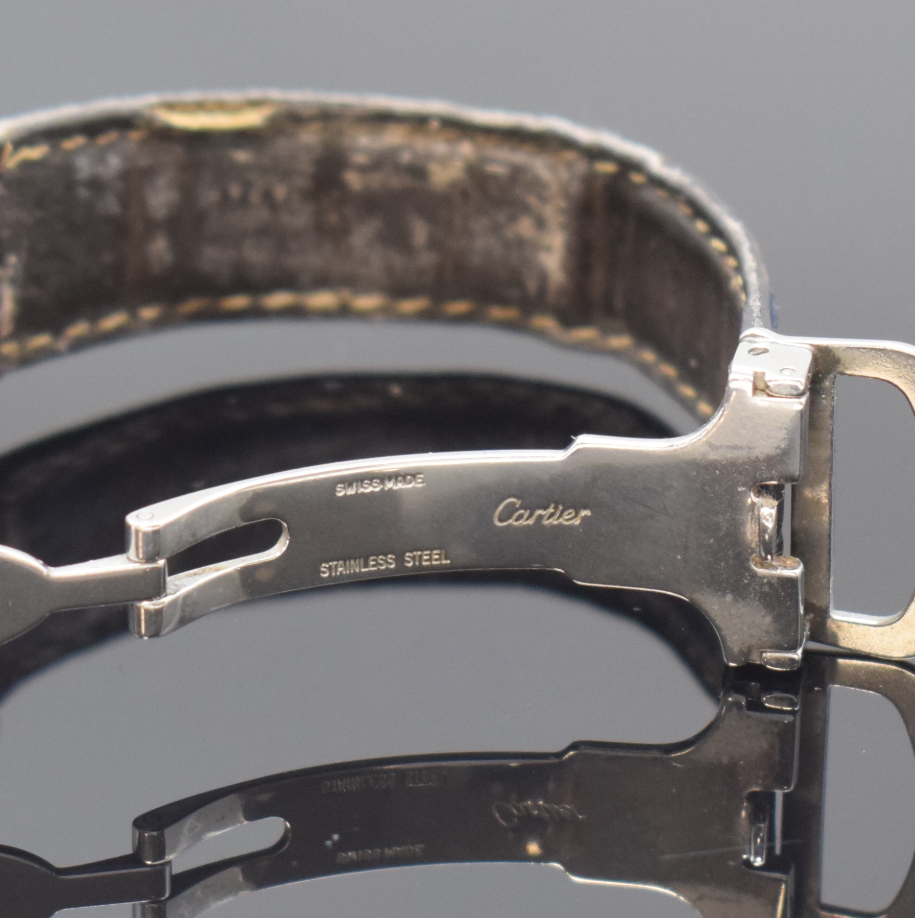 Detail b: CARTIER Paris Tank Damenarmbanduhr in 925er Silber, Schweiz um 1990, quarz, seitl. 4- fach verschr., Lederband zu ers., orig. Faltschl., weißes ...