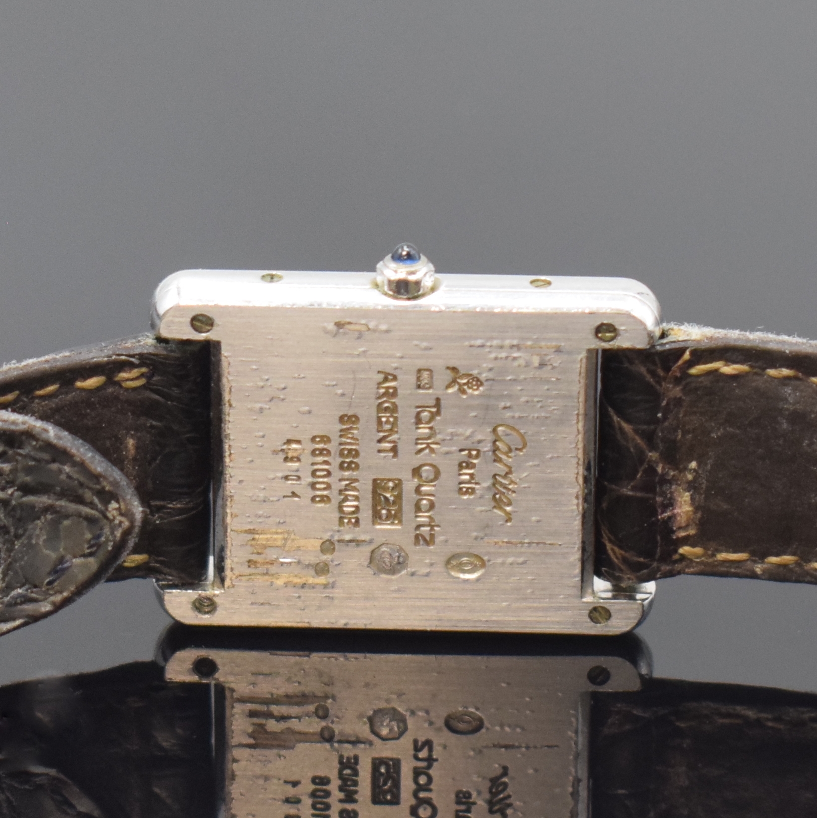 Detail d: CARTIER Paris Tank Damenarmbanduhr in 925er Silber, Schweiz um 1990, quarz, seitl. 4- fach verschr., Lederband zu ers., orig. Faltschl., weißes ...