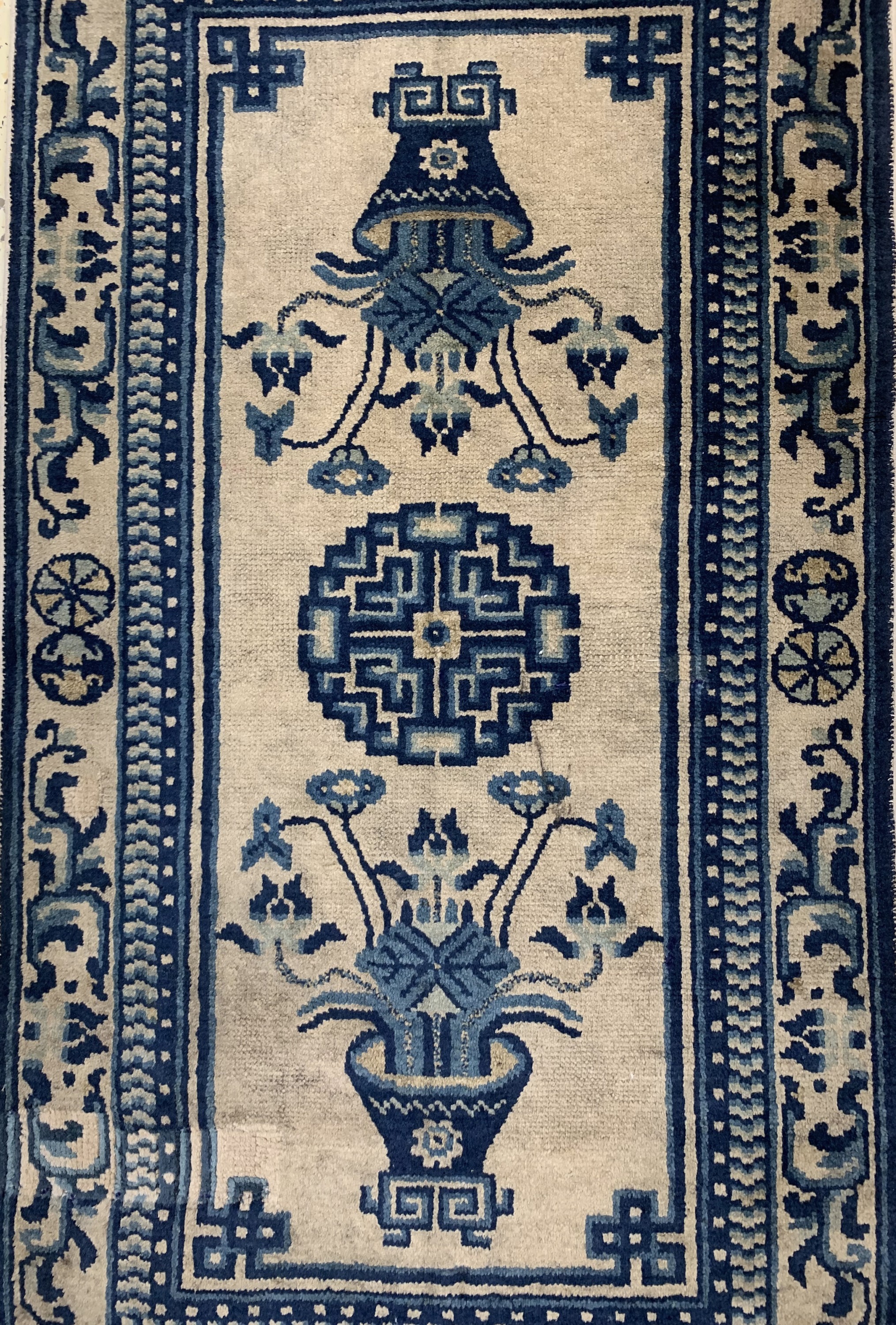 Detail a: Pao Tow, China, um 1910/20, Wolle auf Baumwolle, ca. 114 x 63 cm, EHZ: 3, alte Restaurierngen