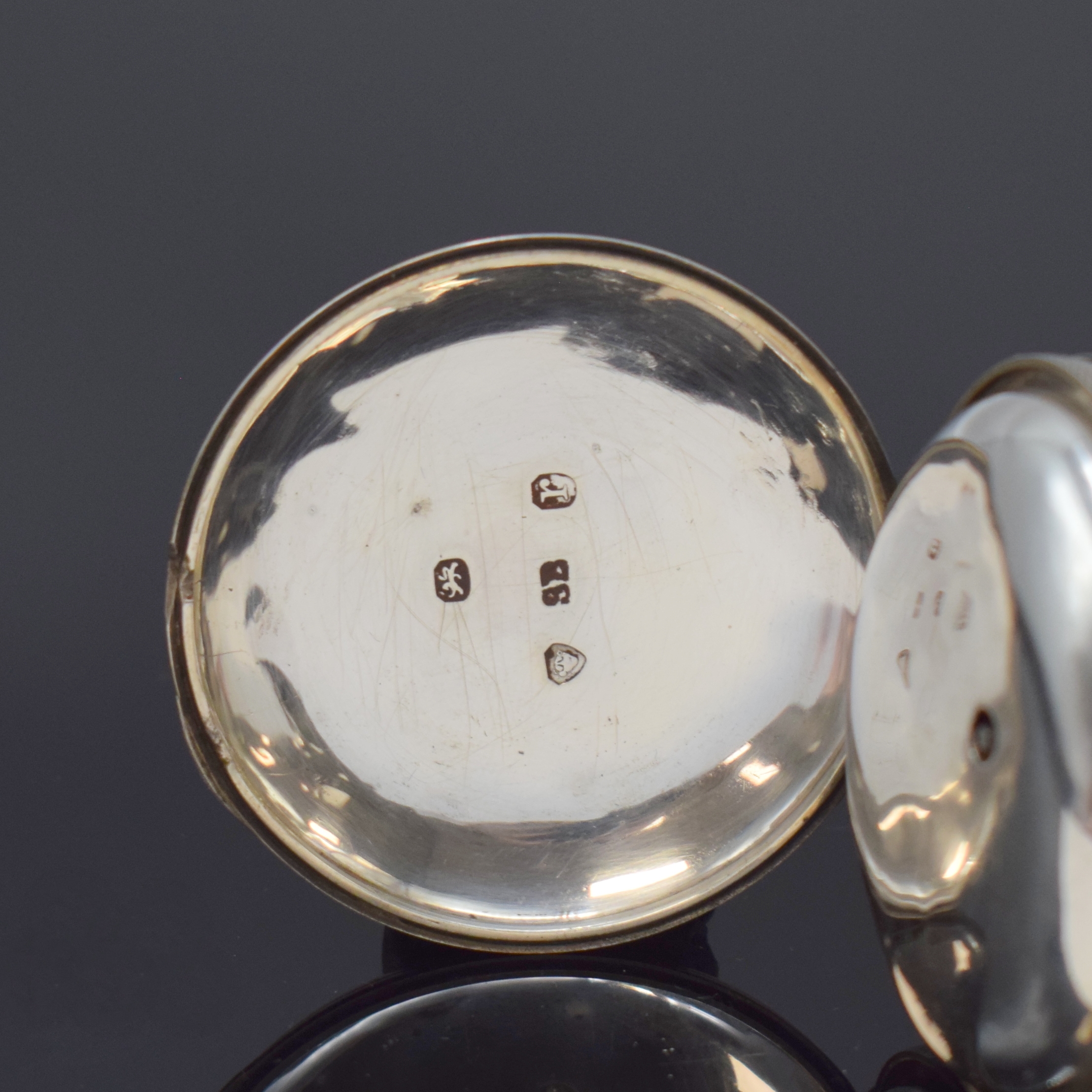 Detail d: JORDAN ROCHE Spindeltaschenuhr in Silber, London um 1832, guill. Savonette-Geh. dell., Sprungdeckel m. Monogramm, Emailzifferbl. m. röm. Zahlen, ...
