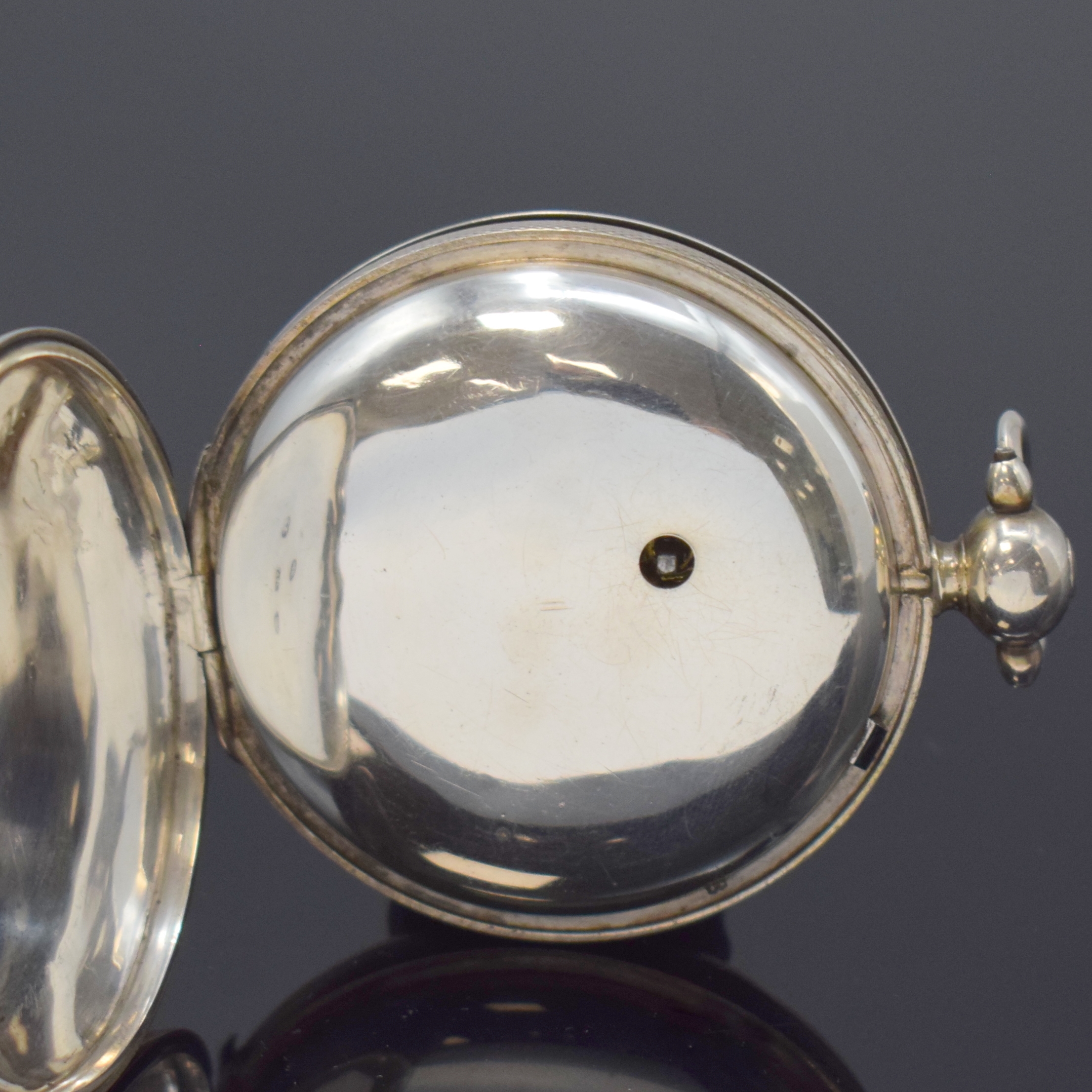 Detail e: JORDAN ROCHE Spindeltaschenuhr in Silber, London um 1832, guill. Savonette-Geh. dell., Sprungdeckel m. Monogramm, Emailzifferbl. m. röm. Zahlen, ...