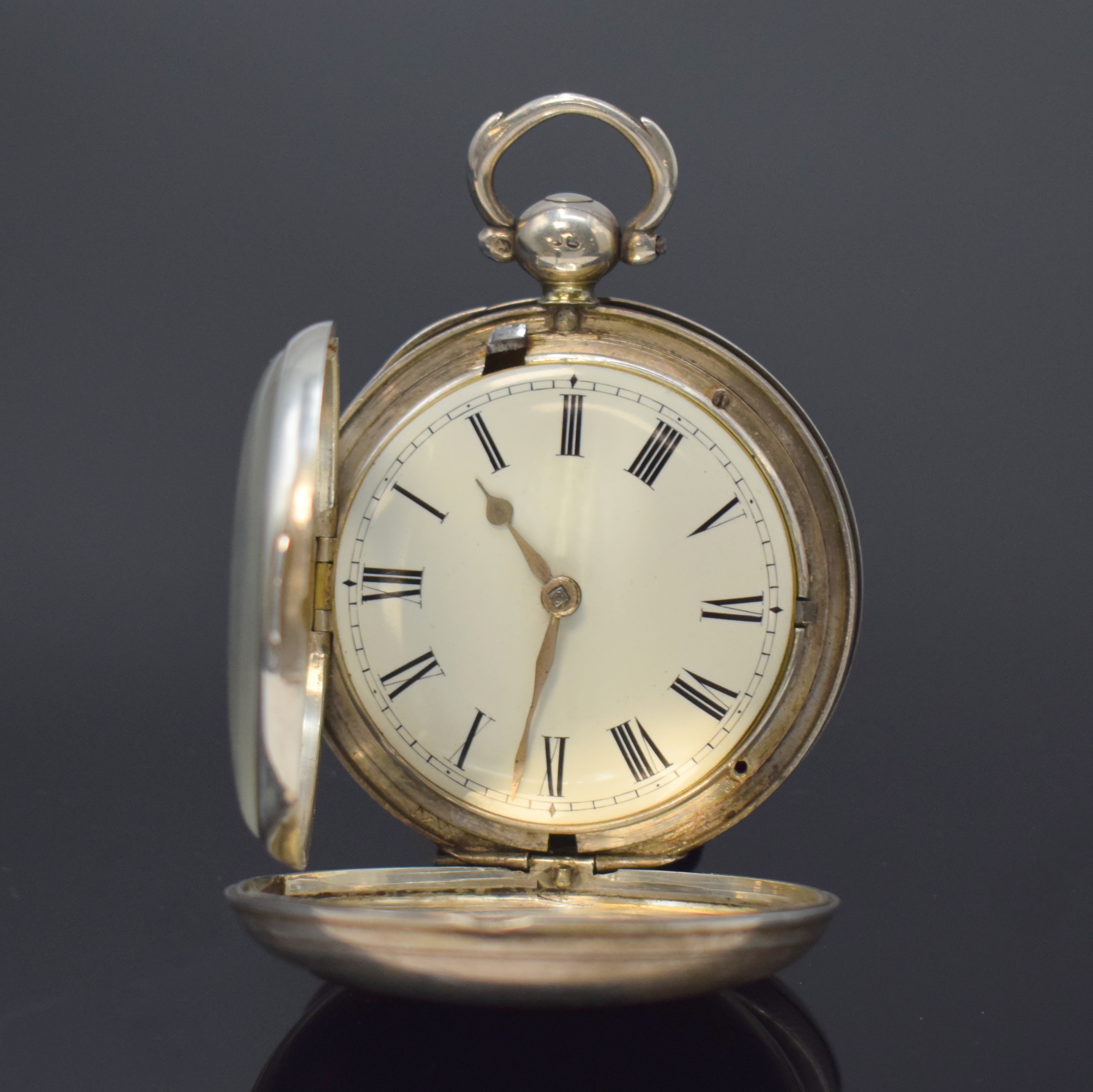 Detail f: JORDAN ROCHE Spindeltaschenuhr in Silber, London um 1832, guill. Savonette-Geh. dell., Sprungdeckel m. Monogramm, Emailzifferbl. m. röm. Zahlen, ...