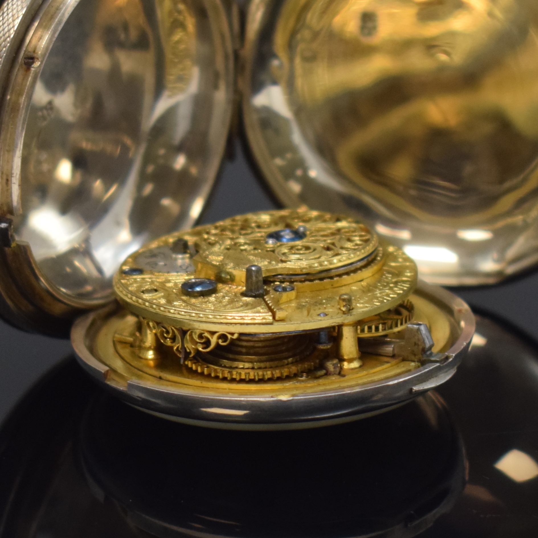 Detail h: JORDAN ROCHE Spindeltaschenuhr in Silber, London um 1832, guill. Savonette-Geh. dell., Sprungdeckel m. Monogramm, Emailzifferbl. m. röm. Zahlen, ...