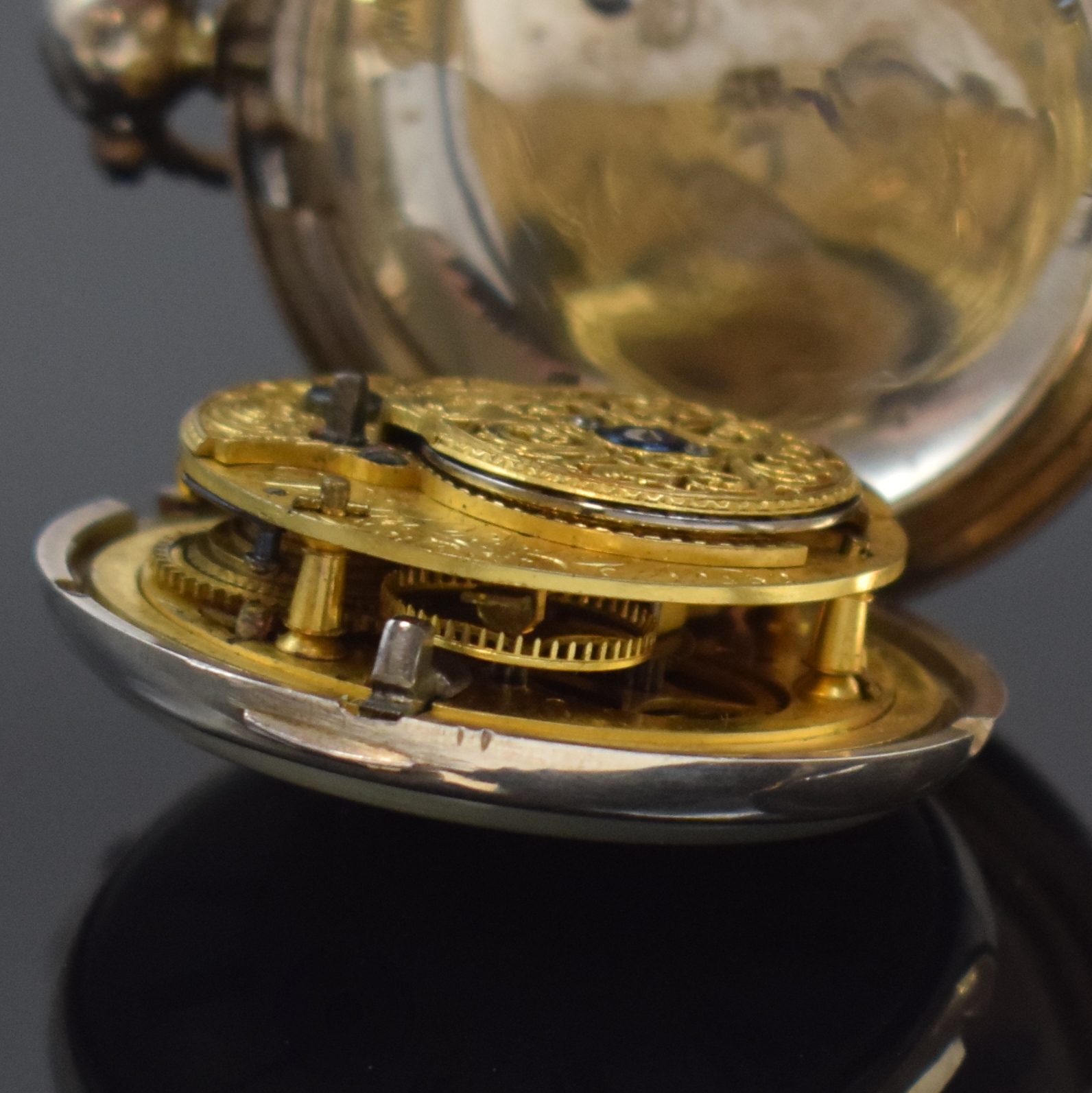 Detail i: JORDAN ROCHE Spindeltaschenuhr in Silber, London um 1832, guill. Savonette-Geh. dell., Sprungdeckel m. Monogramm, Emailzifferbl. m. röm. Zahlen, ...