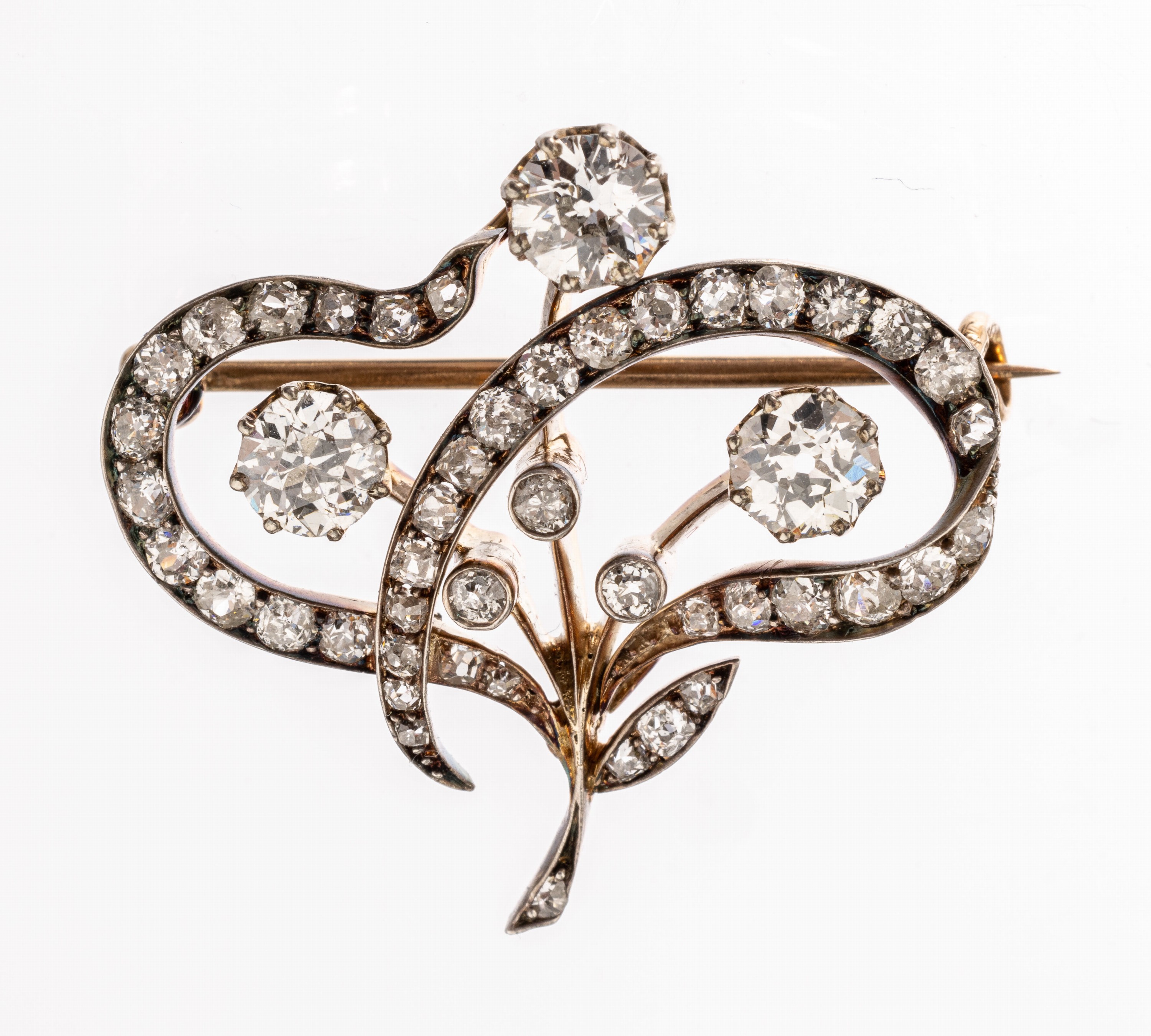 14 kt Gold Jugendstil Diamant-Brosche, RG 585/000 gepr., um 1900, wohl Österreich/Wien, florale Gestaltung, 47 Altschliffdiamanten zus. ca. 2.00 ct ...