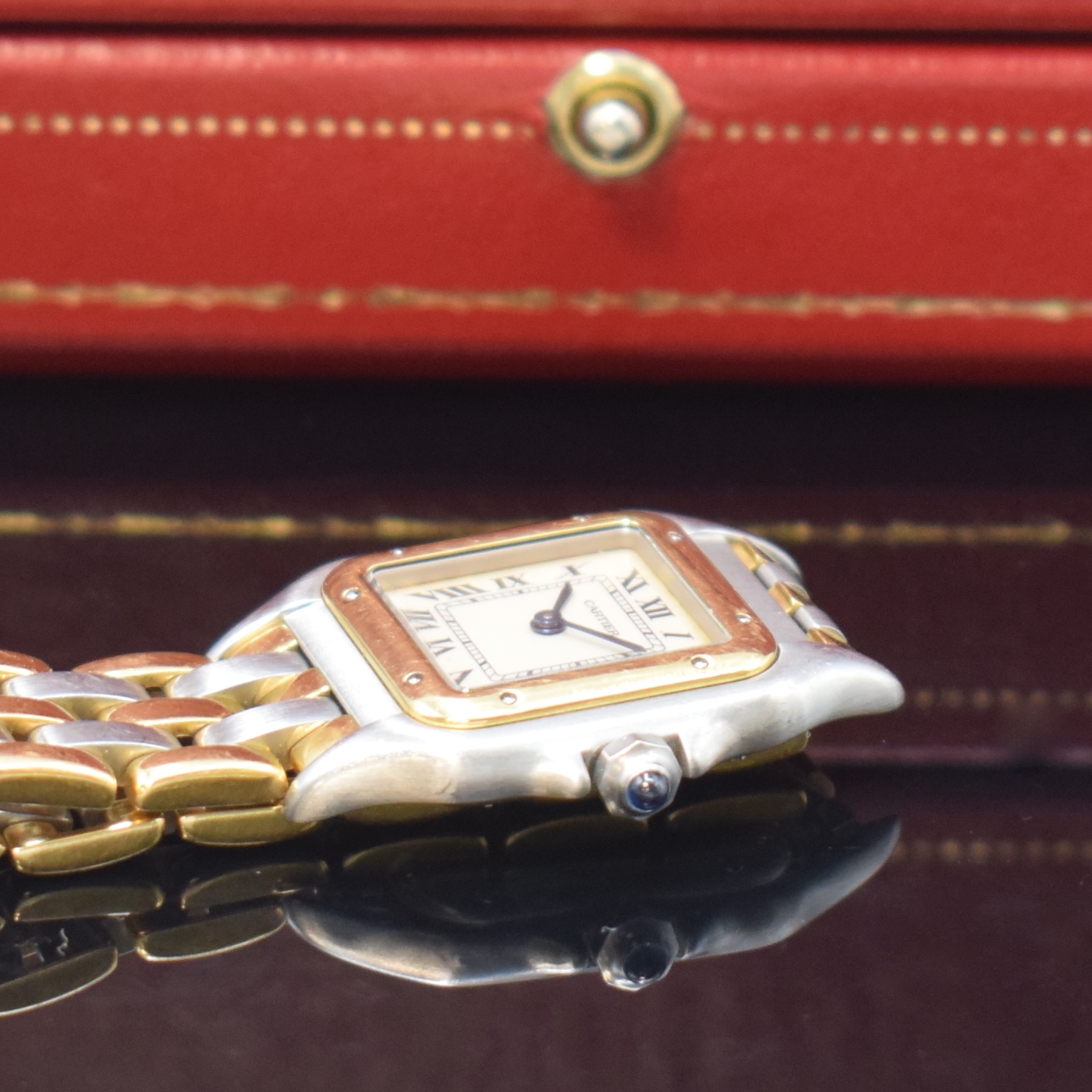 Detail d: CARTIER Panthere Damenarmbanduhr in Stahl/Gold, Schweiz um 1990, quarz, Boden 8-fach verschr., orig. Gliederband m. dopp. Faltschl., vers. Zifferbl. ...