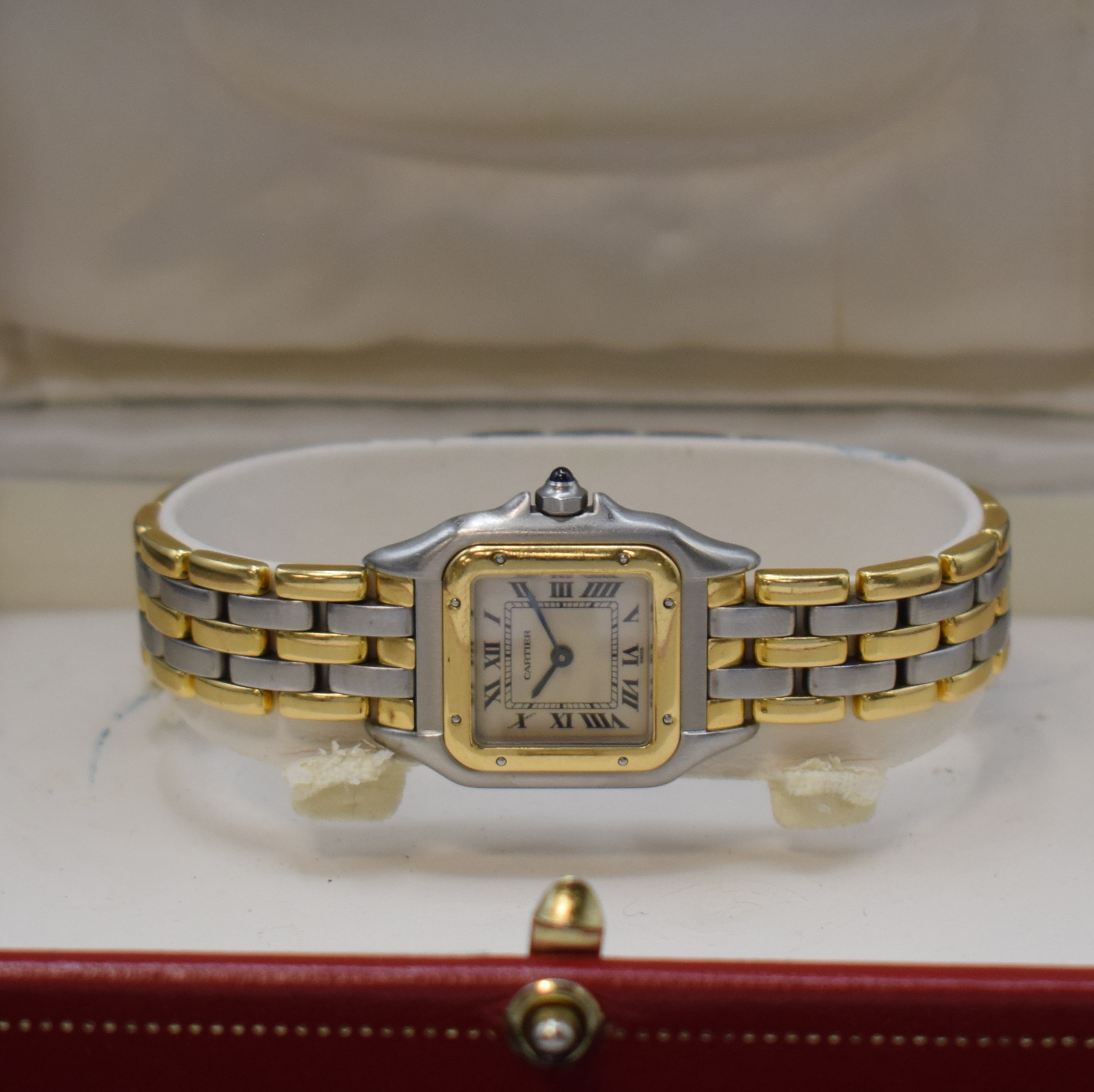 Detail f: CARTIER Panthere Damenarmbanduhr in Stahl/Gold, Schweiz um 1990, quarz, Boden 8-fach verschr., orig. Gliederband m. dopp. Faltschl., vers. Zifferbl. ...