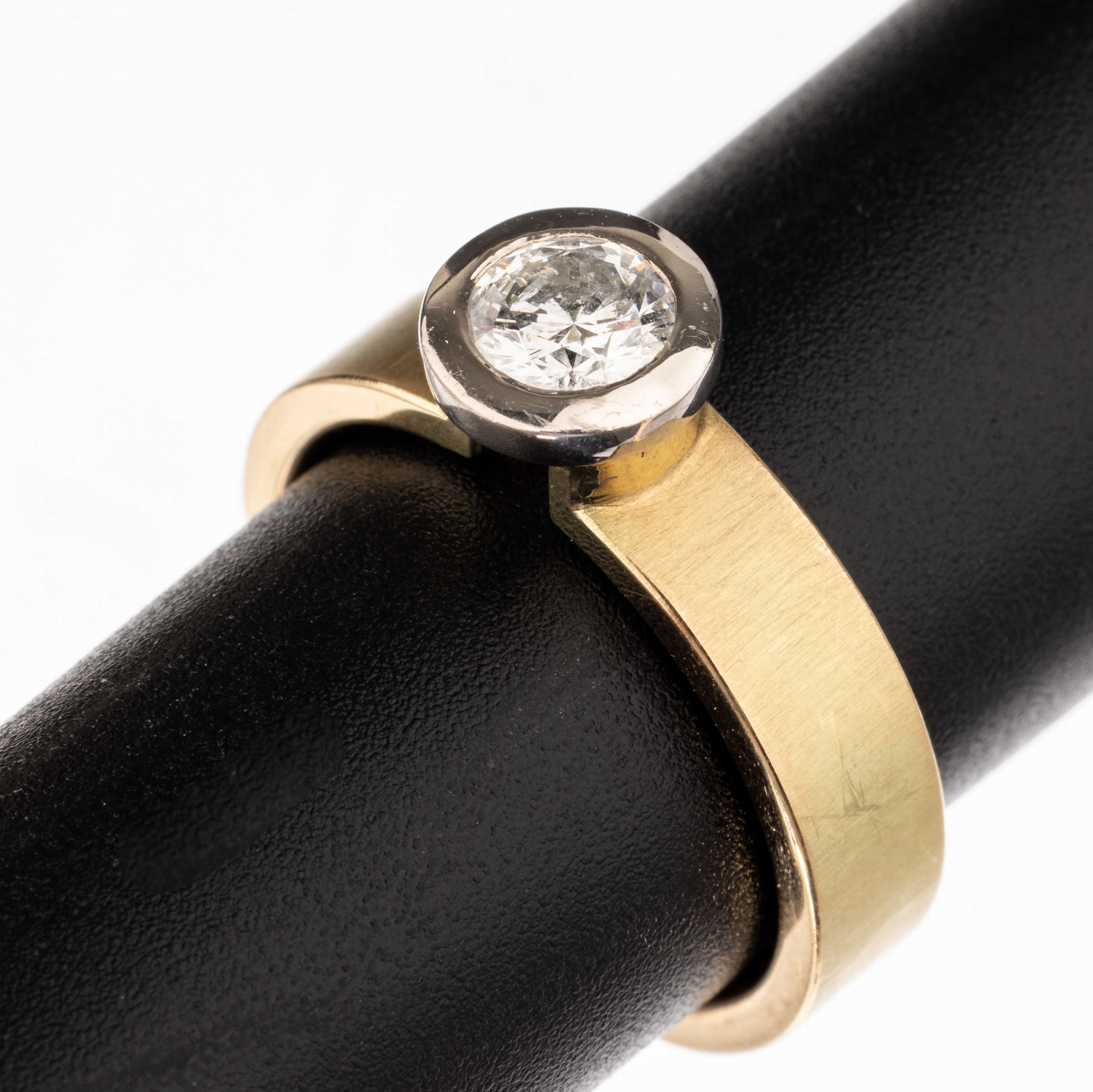 14 kt Gold Brillant-Ring, GG/WG 585/000, Brillant ca. 0.50 ct Weiß/p, ca. 7.9 g, RW 54,satiniert, Meistermarke unged.